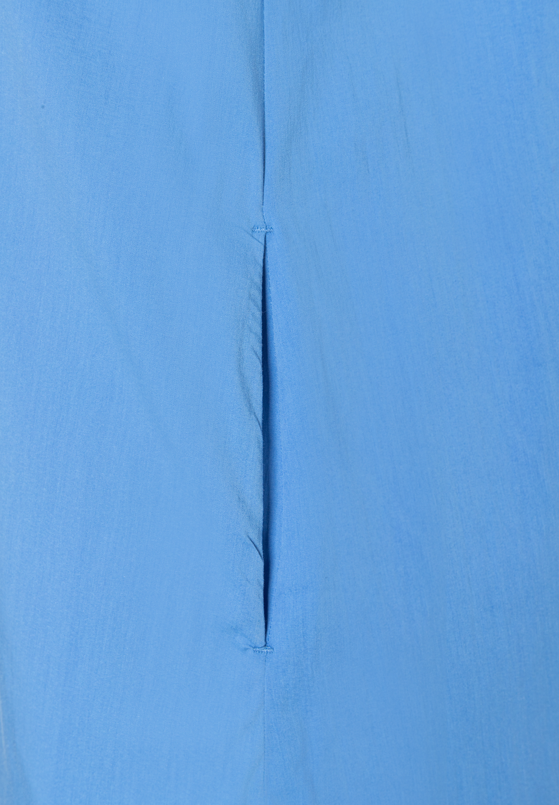 MORE & MORE Oberteil (Webware): blaues Detail eines angenehm zu tragenden, leichten und hautfreundlichen Kleides. MORE & MORE Oberteil (Webware): blaues Detail eines angenehm zu tragenden, leichten und hautfreundlichen Kleides.