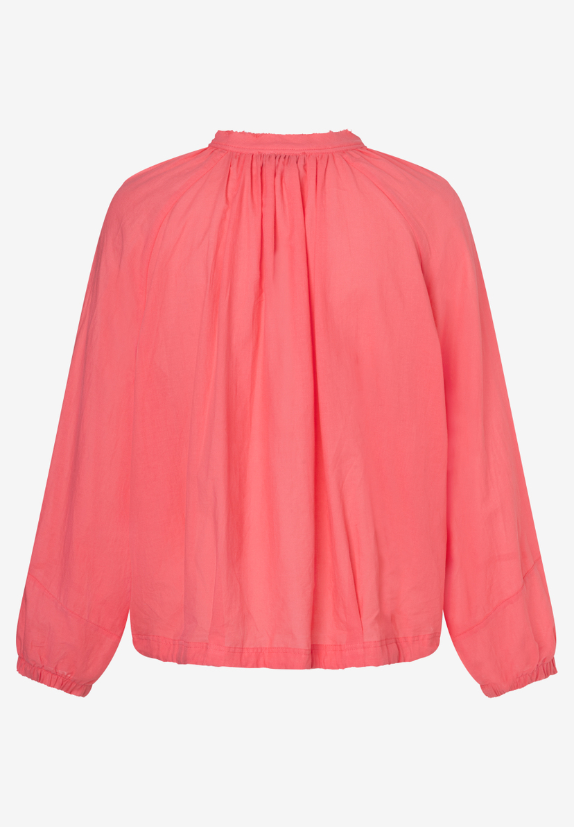 Eine korallfarbene MORE & MORE Bluse mit langen Ärmeln auf hellem Hintergrund.