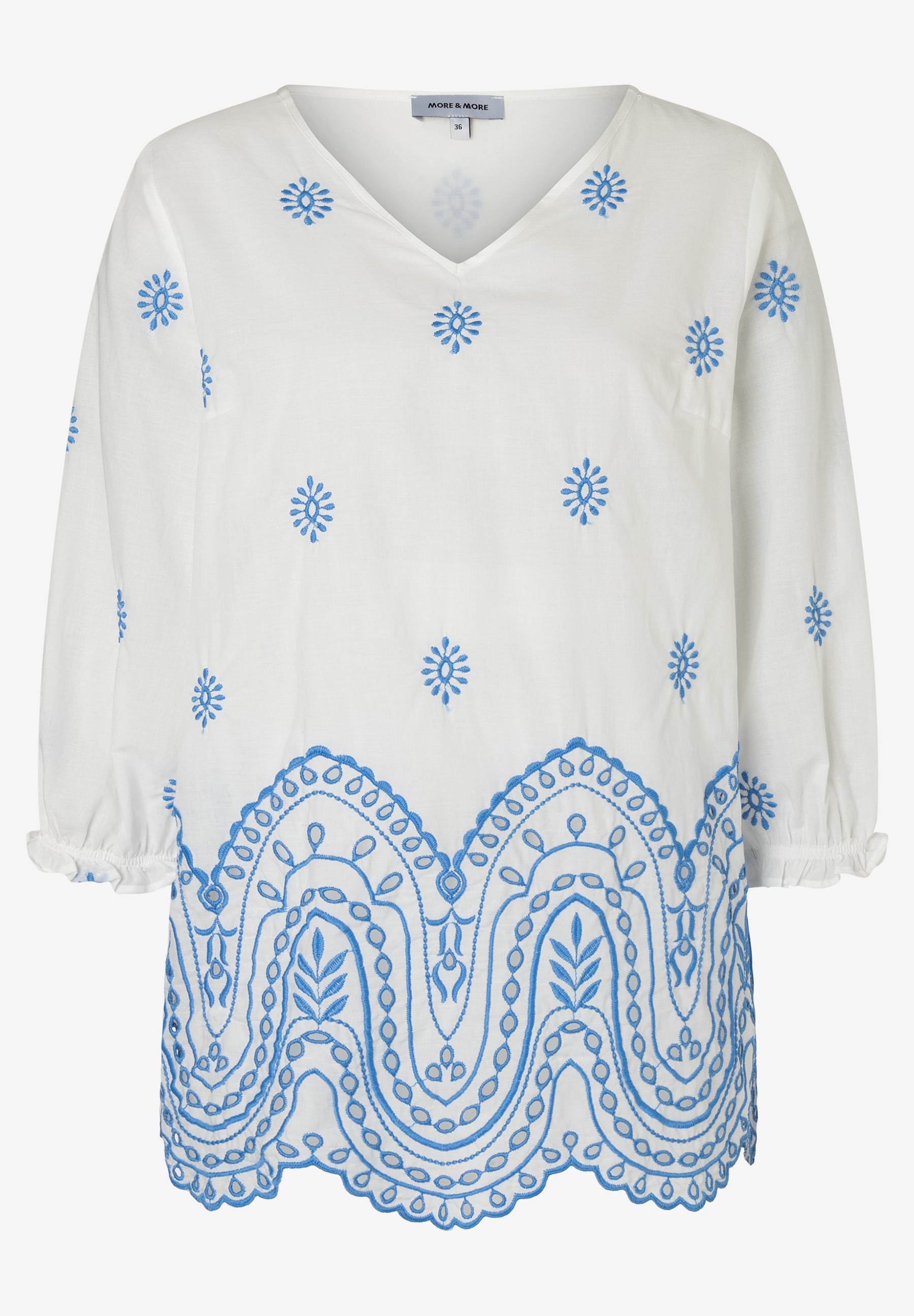 MORE & MORE weiße Bluse mit V-Ausschnitt, 3/4-Ärmeln und blauen Stickereien im Blumen- und Wellenmuster. Leicht transparent. MORE & MORE weiße Bluse mit V-Ausschnitt, 3/4-Ärmeln und blauen Stickereien im Blumen- und Wellenmuster. Leicht transparent.