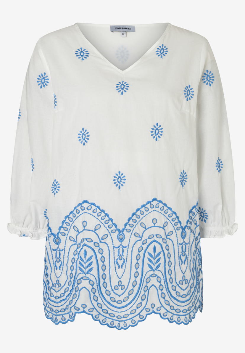 MORE & MORE weiße Bluse mit V-Ausschnitt, 3/4-Ärmeln und blauen Stickereien im Blumen- und Wellenmuster. Leicht transparent. MORE & MORE weiße Bluse mit V-Ausschnitt, 3/4-Ärmeln und blauen Stickereien im Blumen- und Wellenmuster. Leicht transparent.