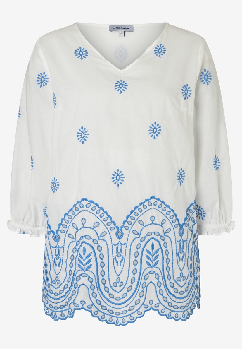 MORE & MORE weiße Bluse mit V-Ausschnitt, 3/4-Ärmeln und blauen Stickereien im Blumen- und Wellenmuster. Leicht transparent. MORE & MORE weiße Bluse mit V-Ausschnitt, 3/4-Ärmeln und blauen Stickereien im Blumen- und Wellenmuster. Leicht transparent.