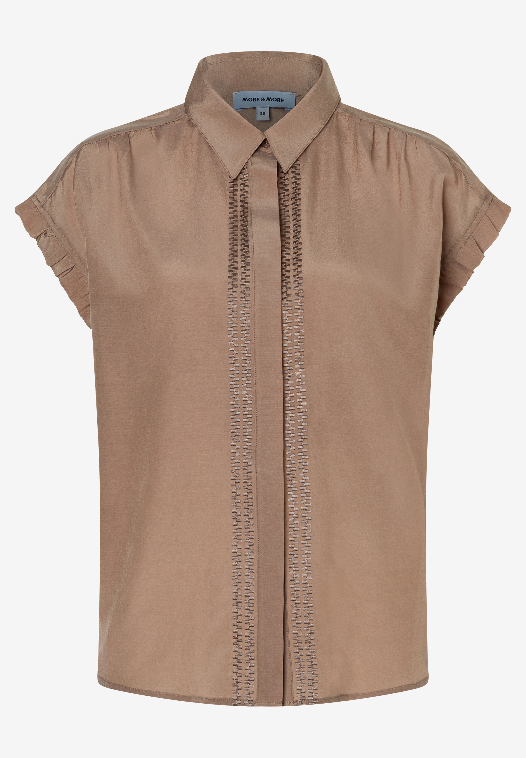 Eine hellbraune Bluse von MORE & MORE mit kurzen Ärmeln und einer dekorativen Borten-Applikation. Eine hellbraune Bluse von MORE & MORE mit kurzen Ärmeln und einer dekorativen Borten-Applikation.