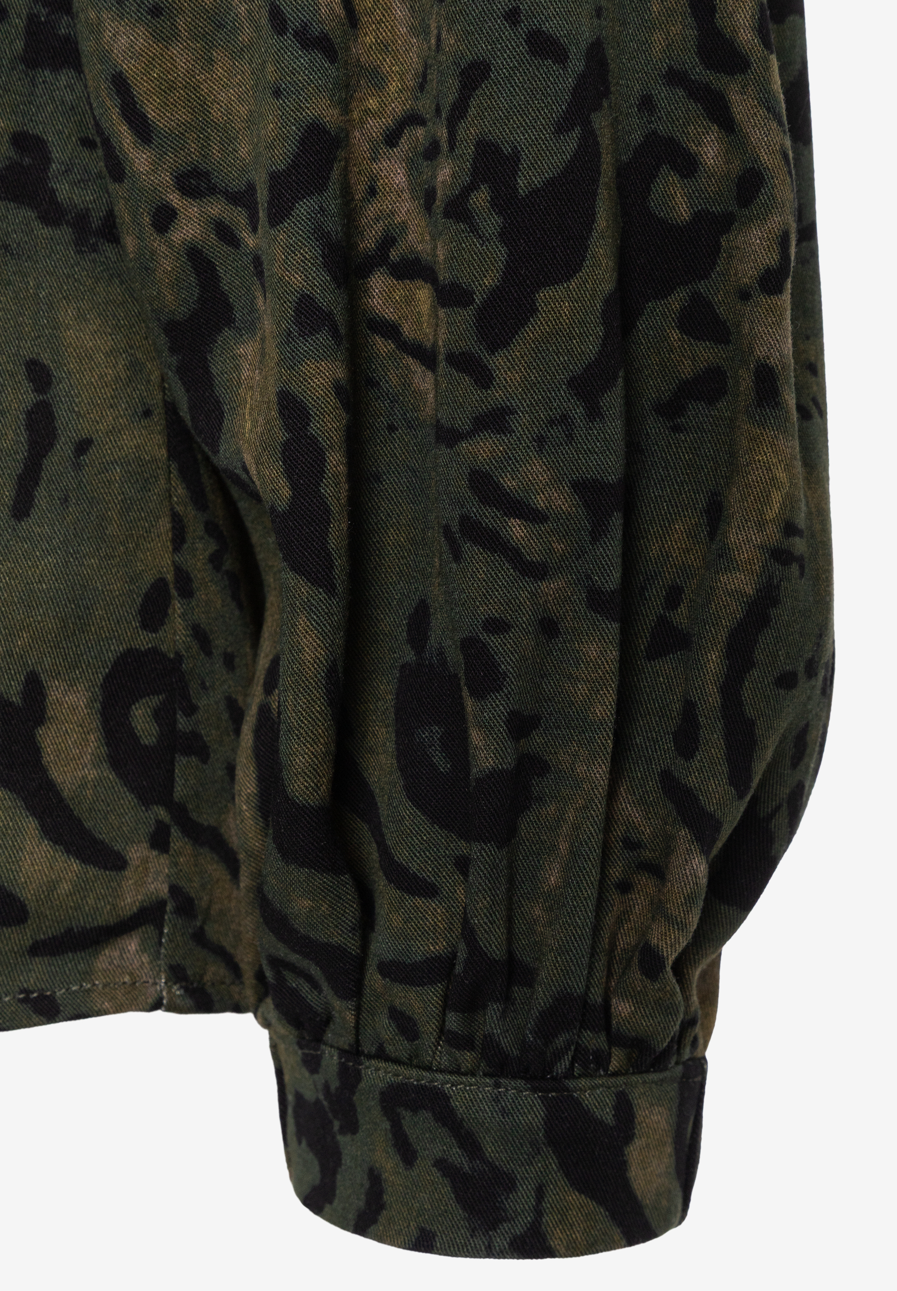 MORE & MORE Bluse: grüner Stoff mit schwarzem Camouflage-Muster, bauschiger Ärmel mit engem Bündchen MORE & MORE Bluse: grüner Stoff mit schwarzem Camouflage-Muster, bauschiger Ärmel mit engem Bündchen
