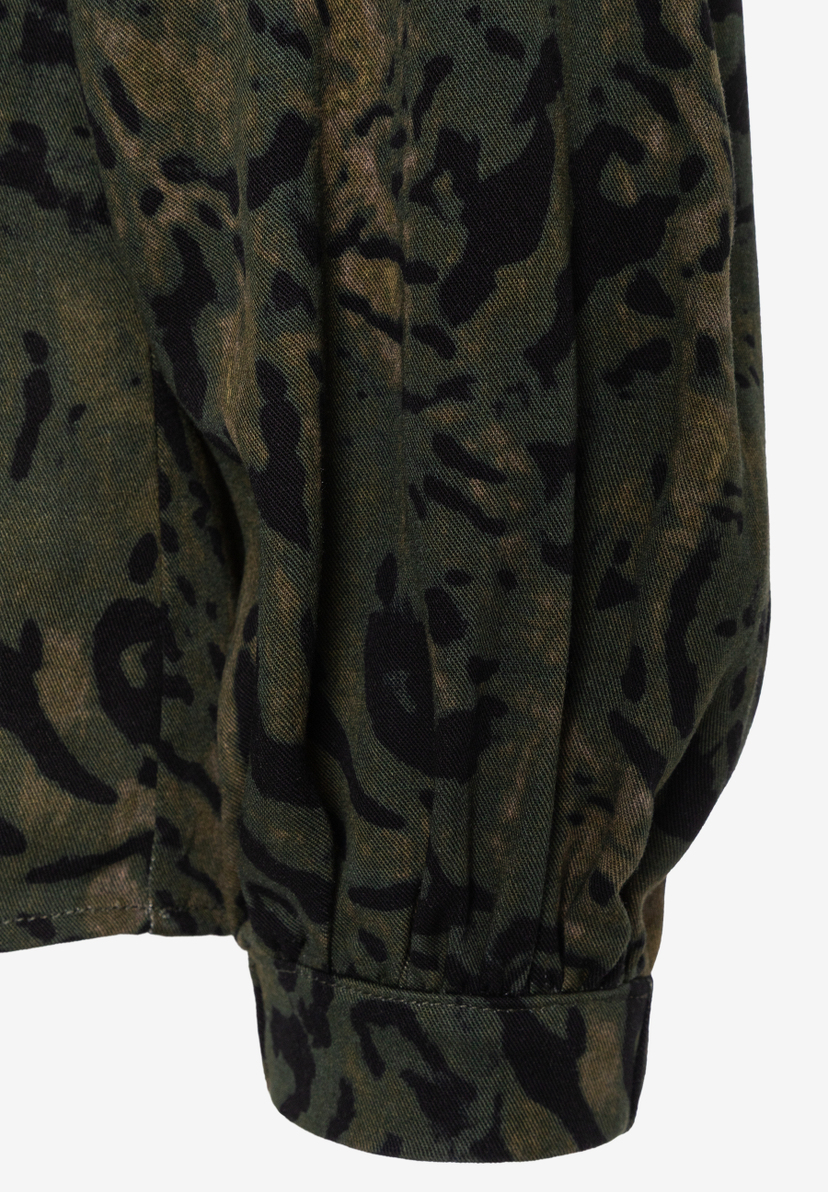 MORE & MORE Bluse: grüner Stoff mit schwarzem Camouflage-Muster, bauschiger Ärmel mit engem Bündchen MORE & MORE Bluse: grüner Stoff mit schwarzem Camouflage-Muster, bauschiger Ärmel mit engem Bündchen