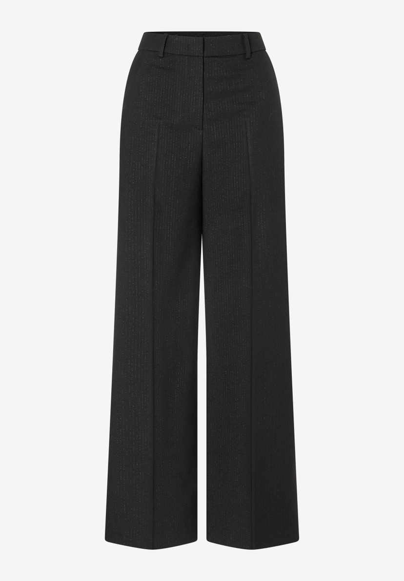 Eine schwarze, weite MORE & MORE Hose mit Webware und feinen Nadelstreifen. Eine schwarze, weite MORE & MORE Hose mit Webware und feinen Nadelstreifen.