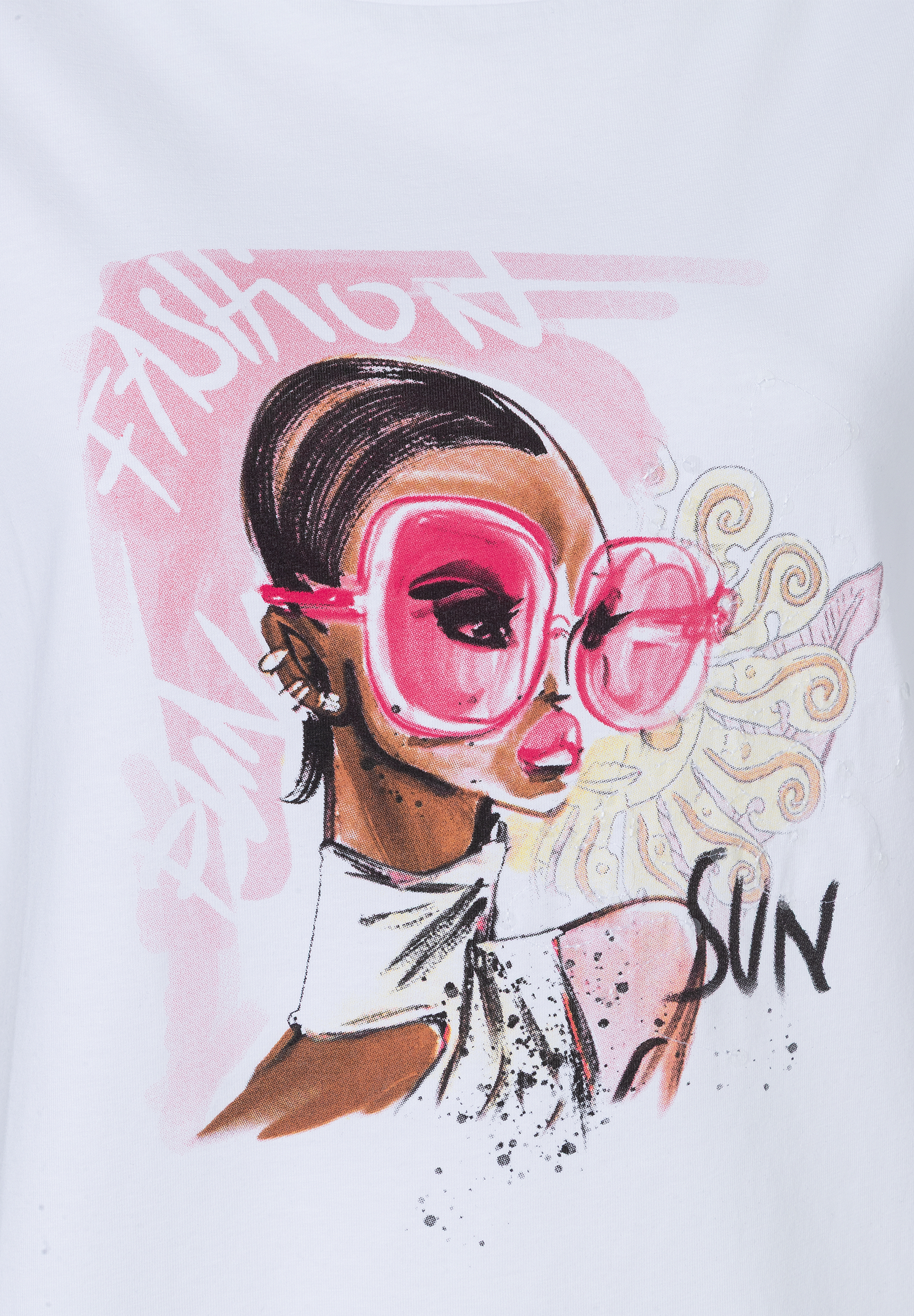 Nahaufnahme eines MORE & MORE Oberteils mit einem Grafikdruck einer Frau mit Sonnenbrille. Nahaufnahme eines MORE & MORE Oberteils mit einem Grafikdruck einer Frau mit Sonnenbrille.