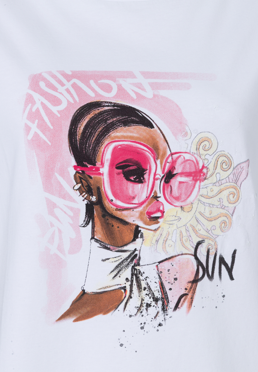 Nahaufnahme eines MORE & MORE Oberteils mit einem Grafikdruck einer Frau mit Sonnenbrille. Nahaufnahme eines MORE & MORE Oberteils mit einem Grafikdruck einer Frau mit Sonnenbrille.
