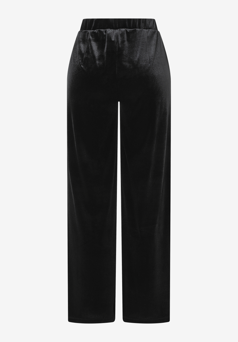 Eine schwarze MORE & MORE Samthose, elastisch und mit glänzender Optik. Eine schwarze MORE & MORE Samthose, elastisch und mit glänzender Optik.