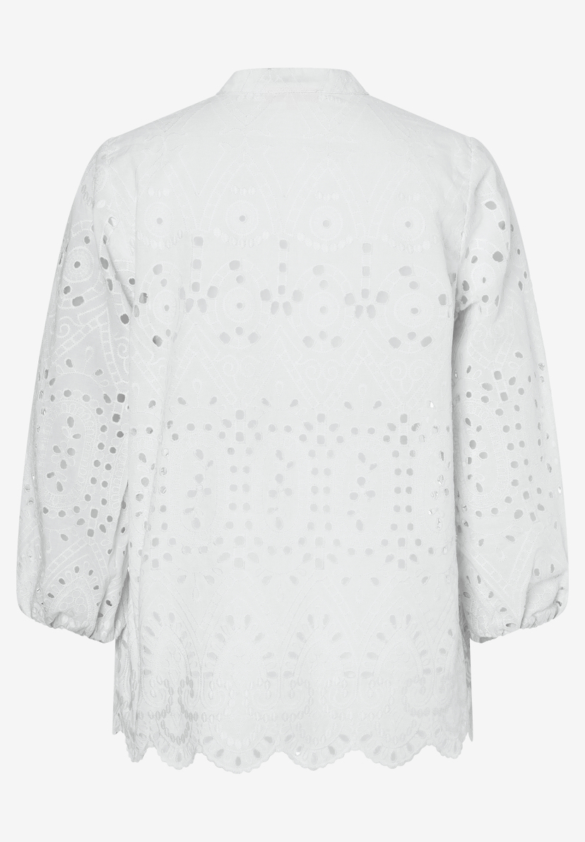 Rückenansicht einer weißen MORE & MORE Bluse mit Lochstickerei und Dreiviertelärmeln.