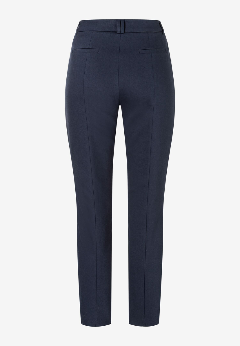 Eine dunkelblaue MORE & MORE Hose aus Baumwollmischung mit Stretch, die auf einem weißen Hintergrund steht. Eine dunkelblaue MORE & MORE Hose aus Baumwollmischung mit Stretch, die auf einem weißen Hintergrund steht.