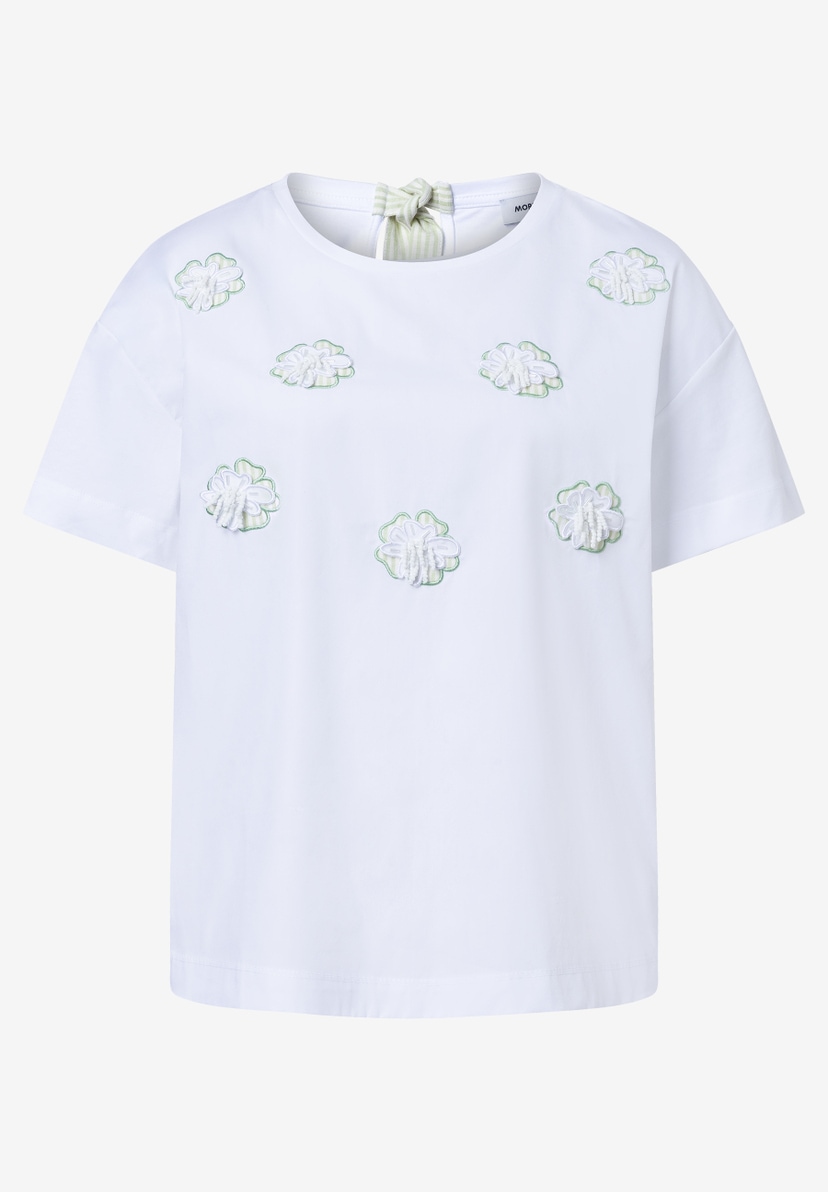 Ein weißes T-Shirt von MORE & MORE mit Blumenapplikationen und einem gestreiften Band am Nacken. Ein weißes T-Shirt von MORE & MORE mit Blumenapplikationen und einem gestreiften Band am Nacken.
