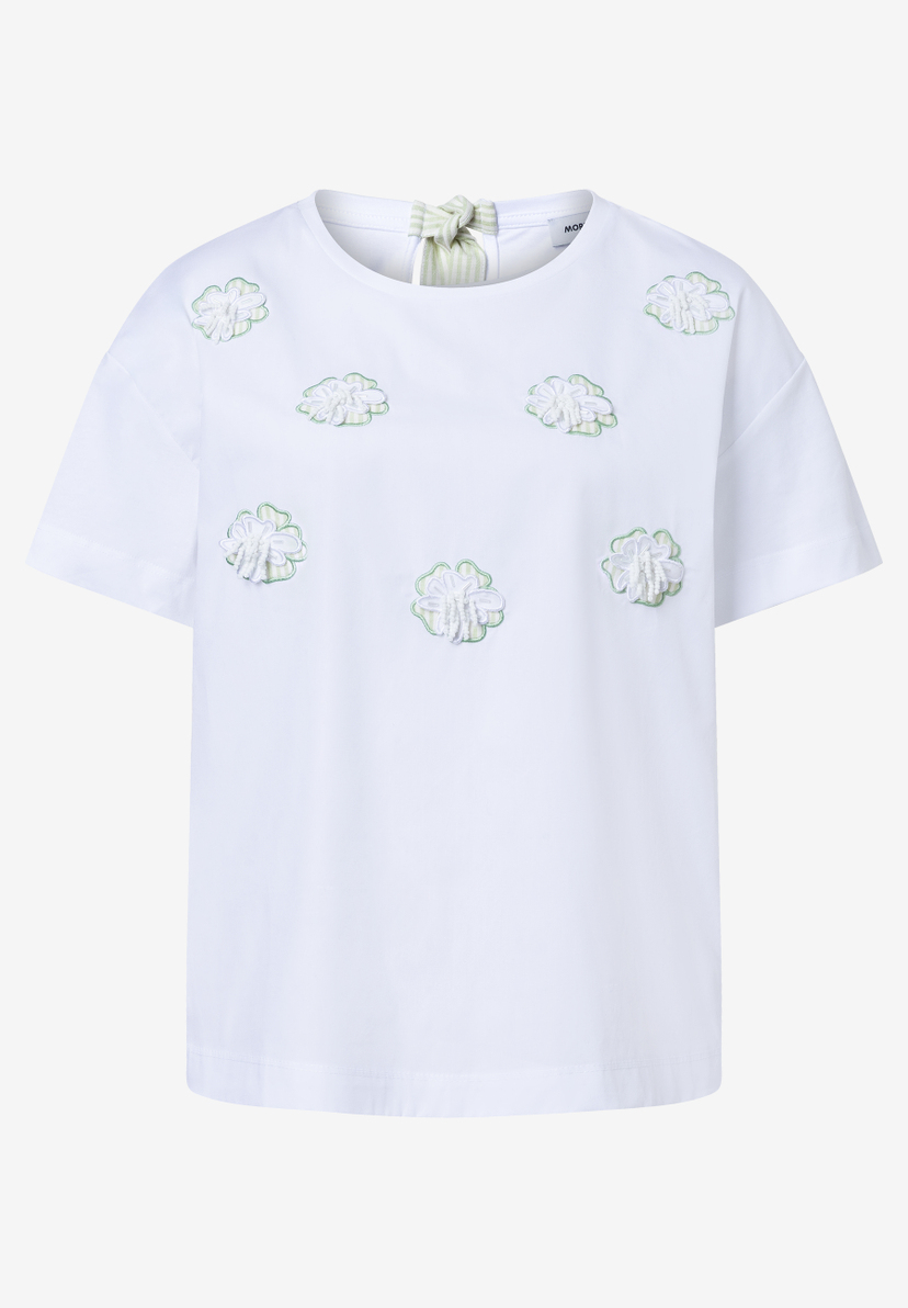 Ein weißes T-Shirt von MORE & MORE mit Blumenapplikationen und einem gestreiften Band am Nacken. Ein weißes T-Shirt von MORE & MORE mit Blumenapplikationen und einem gestreiften Band am Nacken.