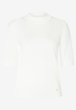 MORE & MORE Pullover in Off-White, halblangem Arm, Rollkragen und kleinem Markenlogo am Saum. Perfekt für Herbst.