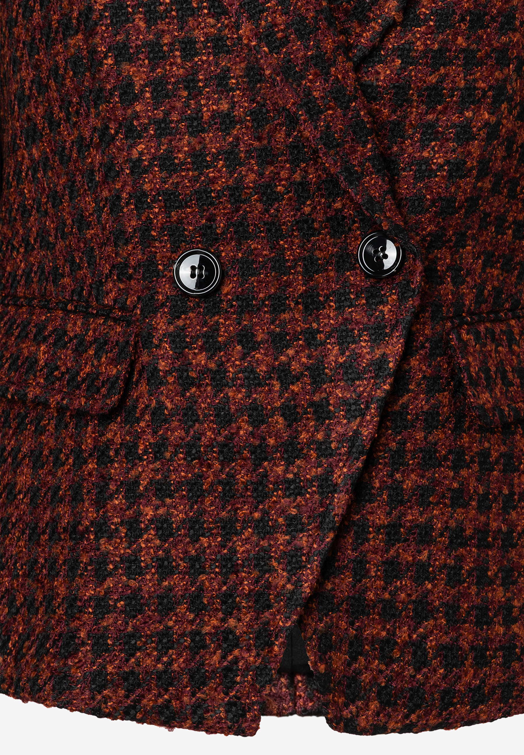 Nahaufnahme eines braun-schwarzen Blazers von MORE & MORE mit zwei Knöpfen und einer kleinen Tasche. Nahaufnahme eines braun-schwarzen Blazers von MORE & MORE mit zwei Knöpfen und einer kleinen Tasche.