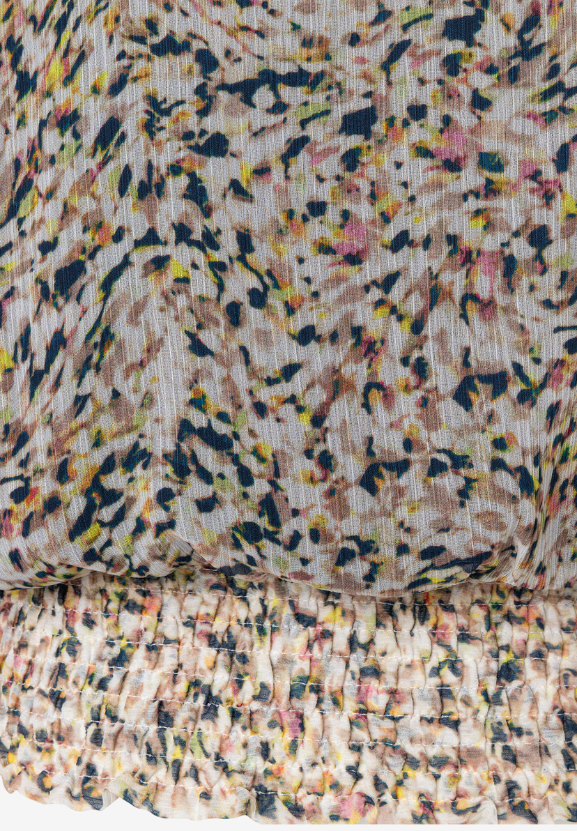 Nahaufnahme einer MORE & MORE Bluse mit abstraktem Muster und gerafftem Bund. Nahaufnahme einer MORE & MORE Bluse mit abstraktem Muster und gerafftem Bund.