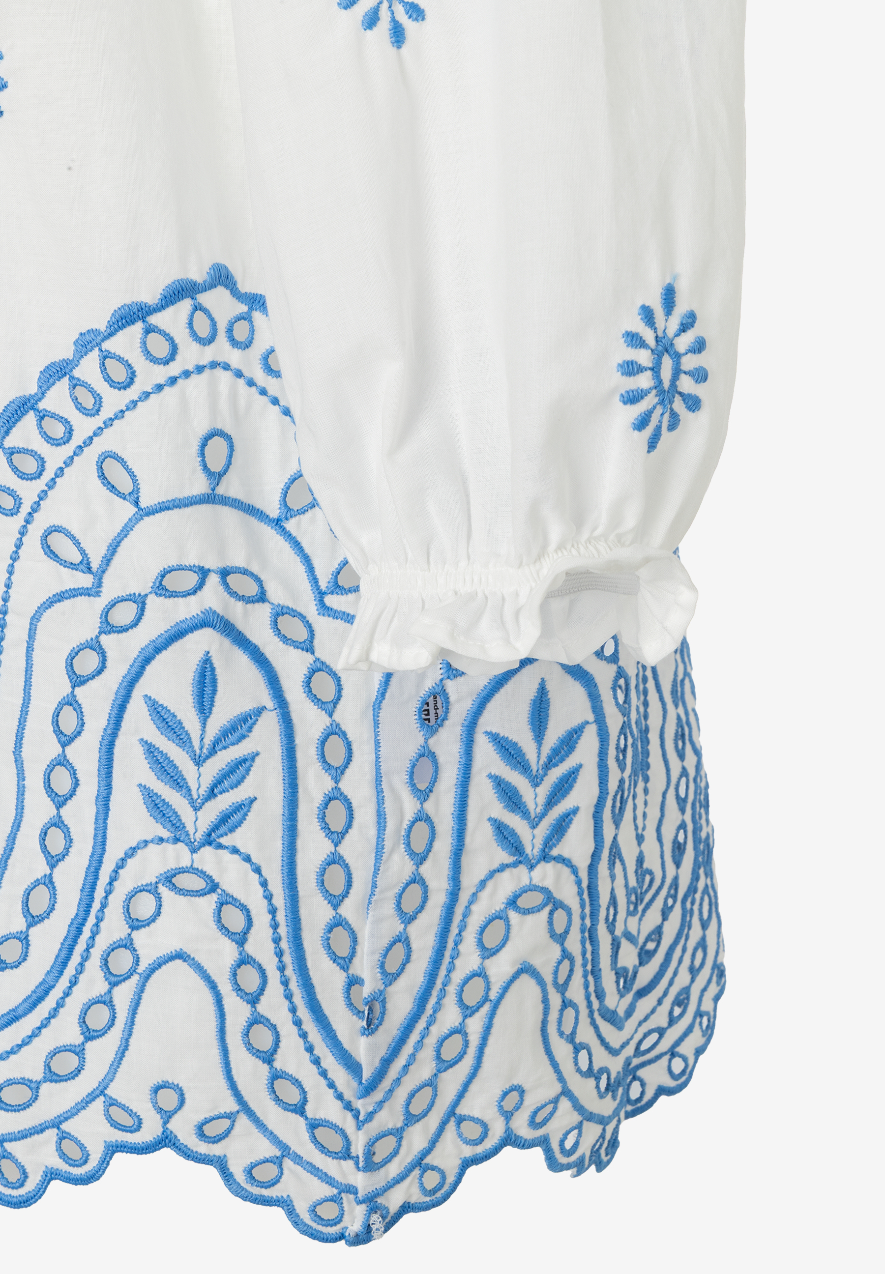 MORE & MORE Bluse: Weiße leichte und leicht transparente Spitze mit blauem floralem Stickmuster. Angenehmer Tragekomfort. MORE & MORE Bluse: Weiße leichte und leicht transparente Spitze mit blauem floralem Stickmuster. Angenehmer Tragekomfort.