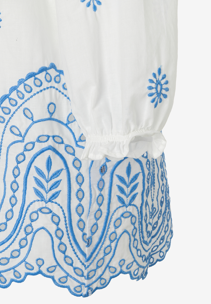 MORE & MORE Bluse: Weiße leichte und leicht transparente Spitze mit blauem floralem Stickmuster. Angenehmer Tragekomfort. MORE & MORE Bluse: Weiße leichte und leicht transparente Spitze mit blauem floralem Stickmuster. Angenehmer Tragekomfort.