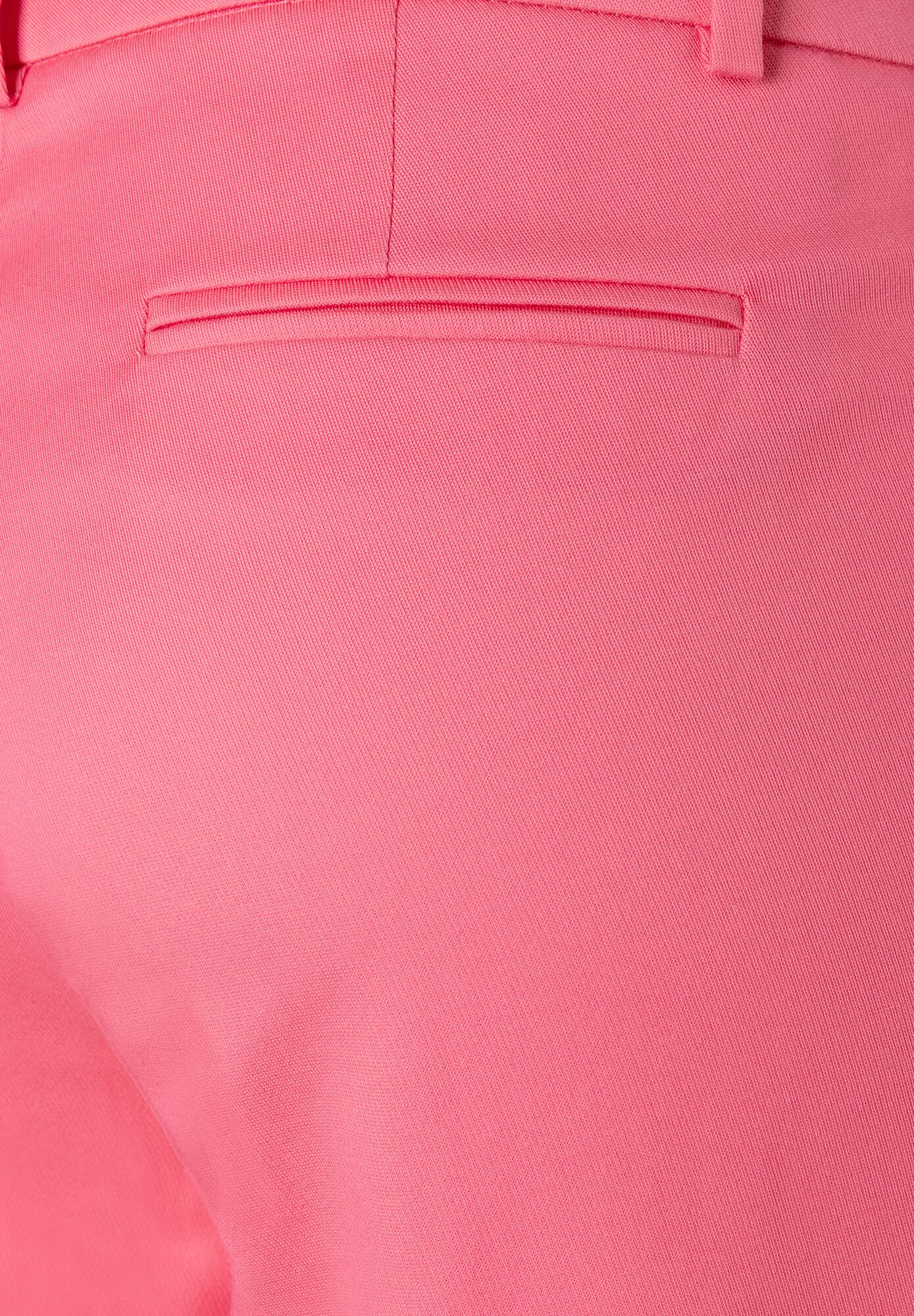Nahaufnahme der Rückseite einer pinken MORE & MORE Hose, Detail der Gesäßtasche. Nahaufnahme der Rückseite einer pinken MORE & MORE Hose, Detail der Gesäßtasche.