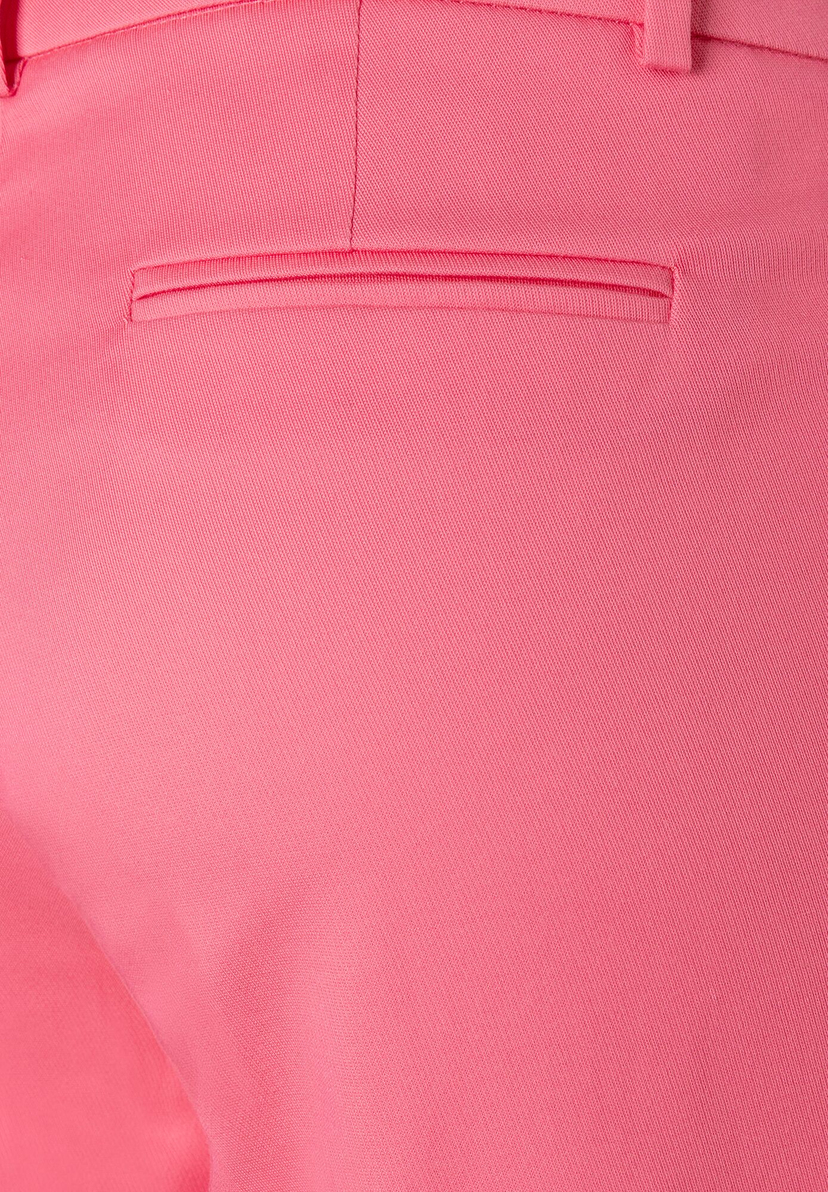 Nahaufnahme der Rückseite einer pinken MORE & MORE Hose, Detail der Gesäßtasche. Nahaufnahme der Rückseite einer pinken MORE & MORE Hose, Detail der Gesäßtasche.