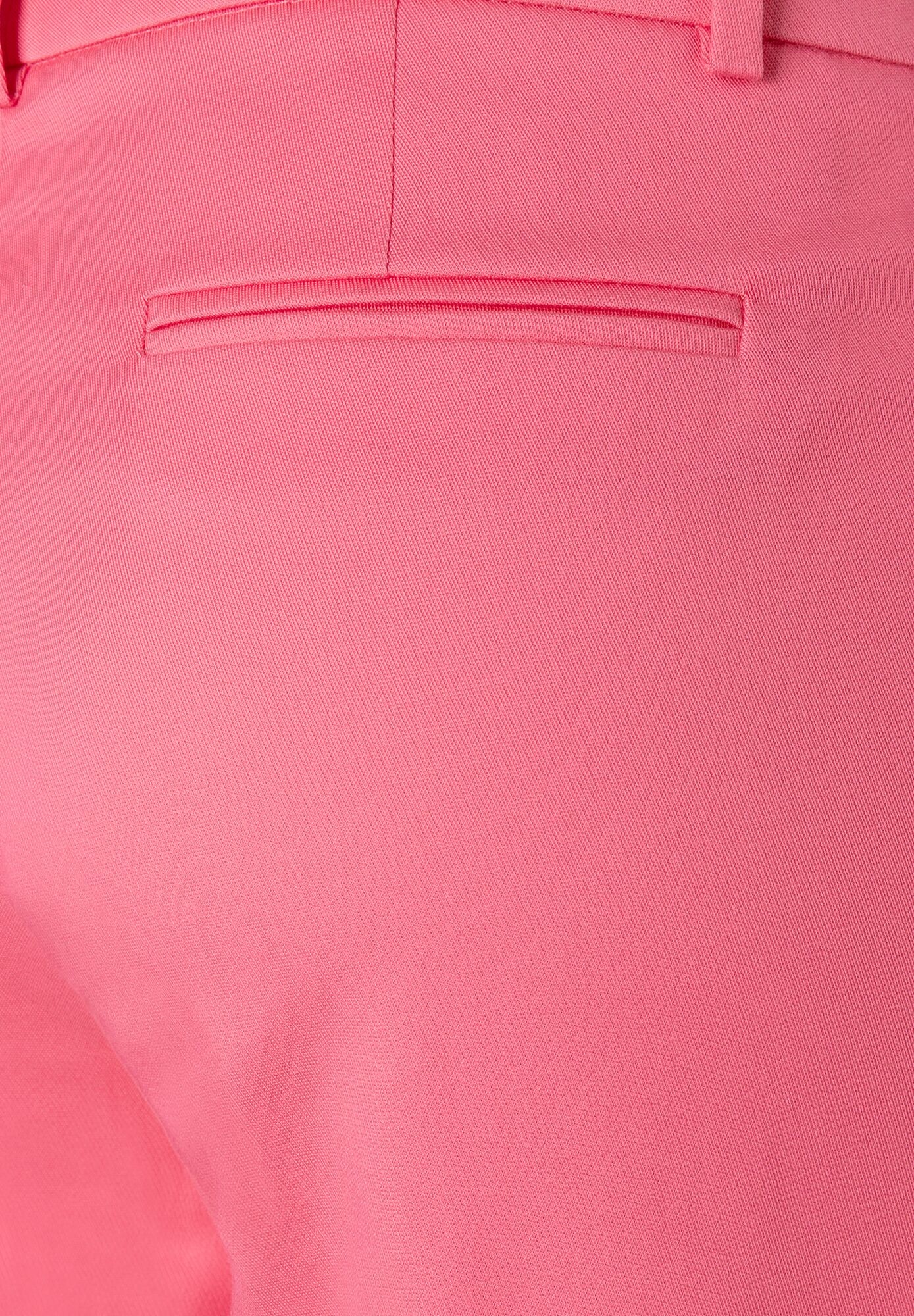 Nahaufnahme der Rückseite einer pinken MORE & MORE Hose, Detail der Gesäßtasche. Nahaufnahme der Rückseite einer pinken MORE & MORE Hose, Detail der Gesäßtasche.