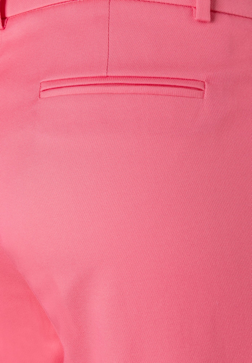 Nahaufnahme der Rückseite einer pinken MORE & MORE Hose, Detail der Gesäßtasche. Nahaufnahme der Rückseite einer pinken MORE & MORE Hose, Detail der Gesäßtasche.