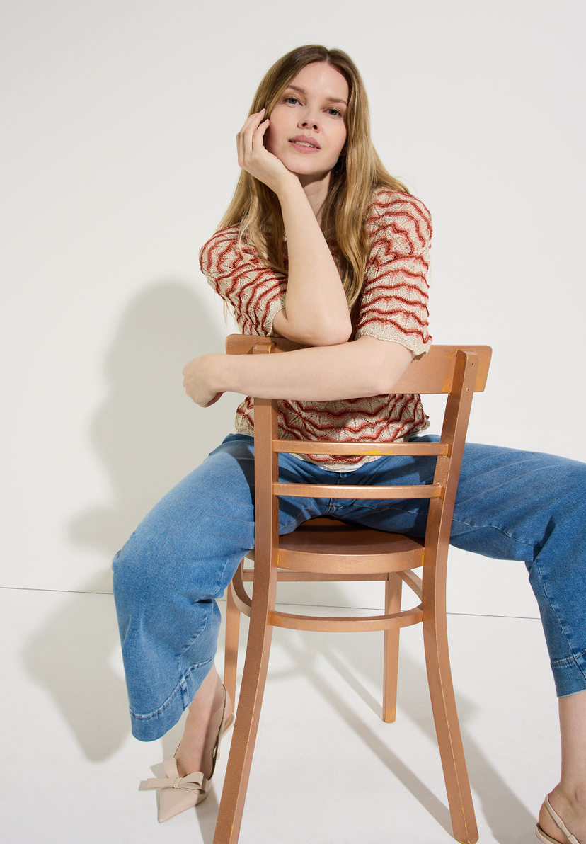 MORE & MORE Pullover: Eine blonde Frau posiert auf einem Stuhl, trägt ein Oberteil aus Strukturstrick & Jeans. MORE & MORE Pullover: Eine blonde Frau posiert auf einem Stuhl, trägt ein Oberteil aus Strukturstrick & Jeans.