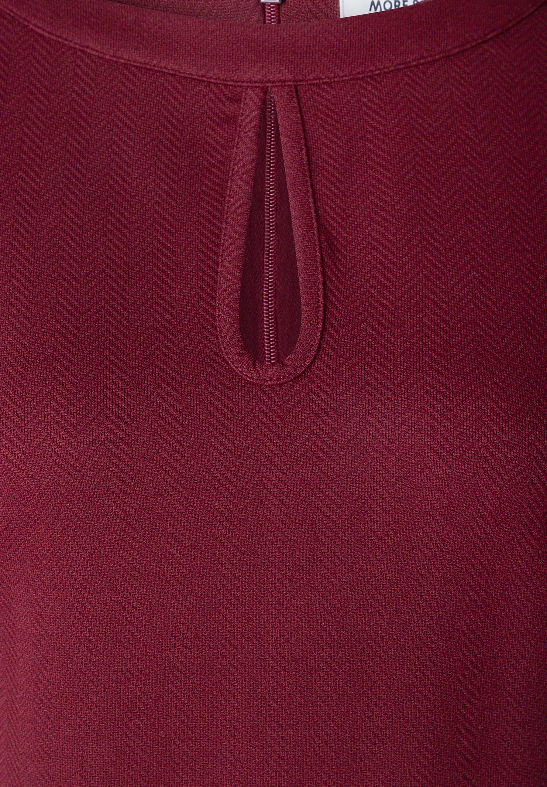 MORE & MORE dunkelrotes Kleid mit Chevron-Muster und tropfenförmigem Ausschnitt am Hals, Reißverschluss details.