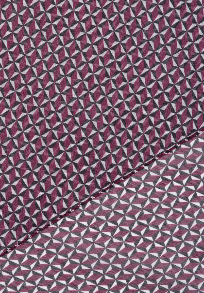 Nahaufnahme eines MORE & MORE Accessoires mit geometrischem Muster in Weiß, Burgunderrot und Schwarz. Nahaufnahme eines MORE & MORE Accessoires mit geometrischem Muster in Weiß, Burgunderrot und Schwarz.