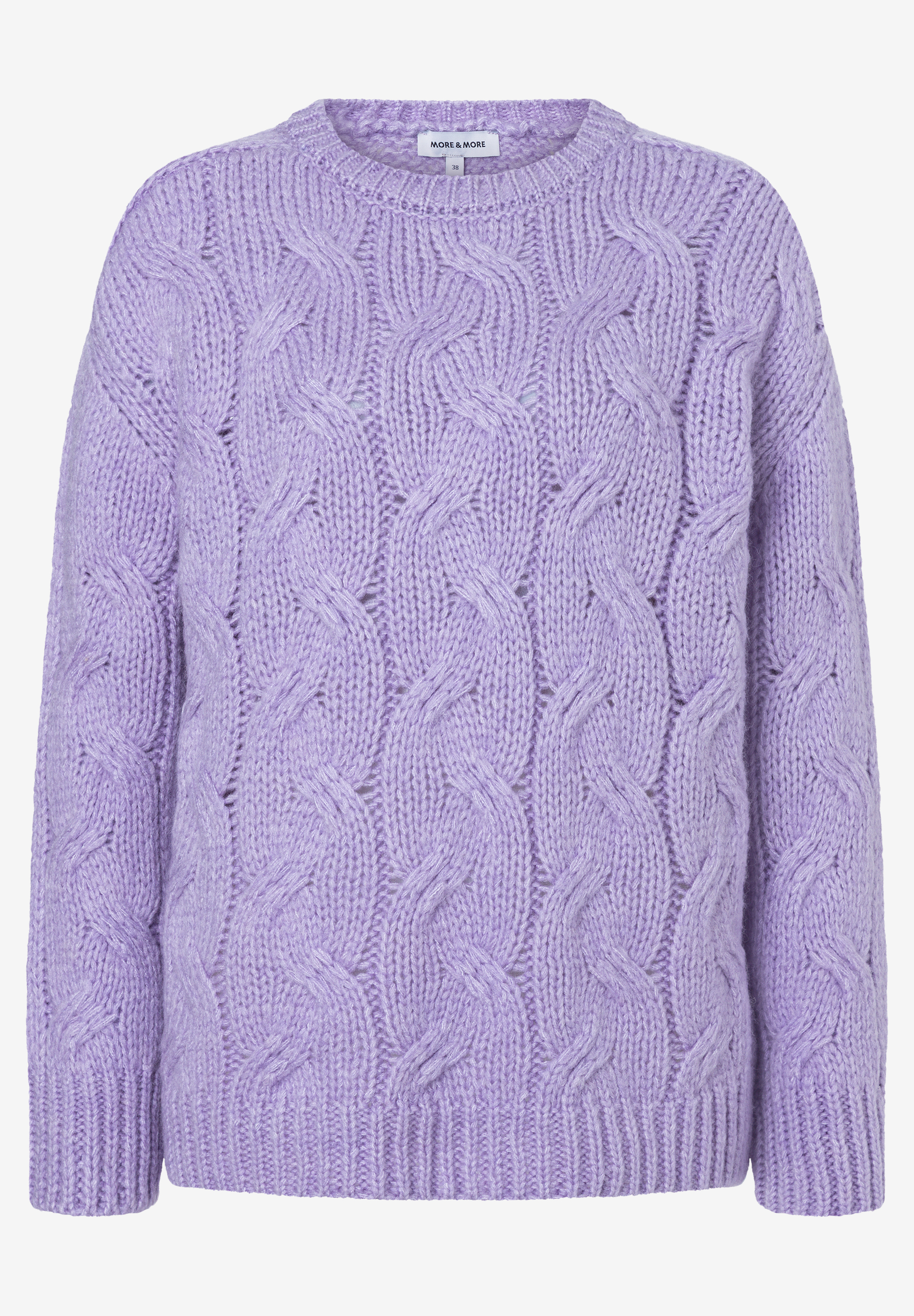MORE & MORE lila Pullover mit Zopfmuster, gerippten Bündchen und Saum, auf hellem Hintergrund.