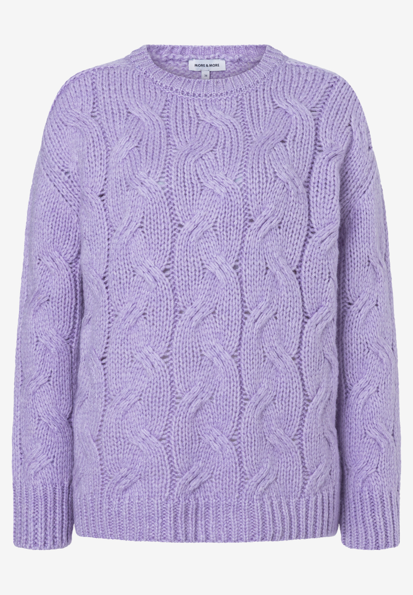 MORE & MORE lila Pullover mit Zopfmuster, gerippten Bündchen und Saum, auf hellem Hintergrund. MORE & MORE lila Pullover mit Zopfmuster, gerippten Bündchen und Saum, auf hellem Hintergrund.