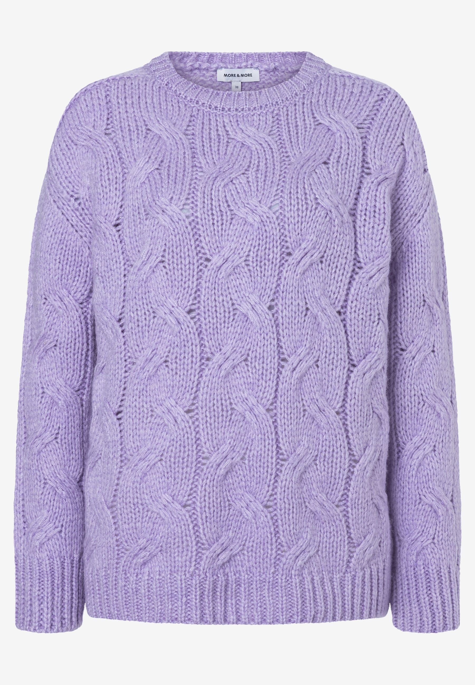 MORE & MORE lila Pullover mit Zopfmuster, gerippten Bündchen und Saum, auf hellem Hintergrund.