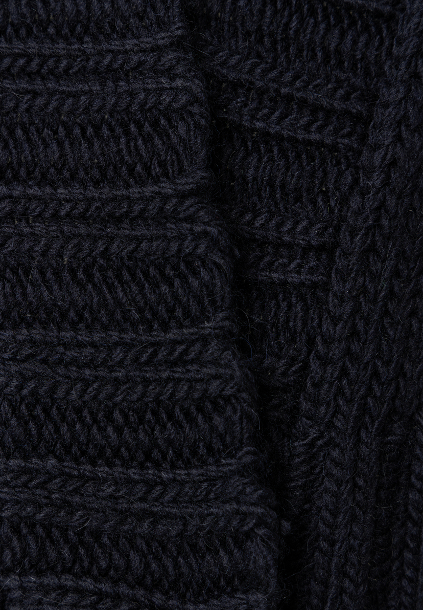 MORE & MORE Pullover: Nahaufnahme des dunkelblauen Zopfstrickmusters, das die detaillierte Textur zeigt. MORE & MORE Pullover: Nahaufnahme des dunkelblauen Zopfstrickmusters, das die detaillierte Textur zeigt.