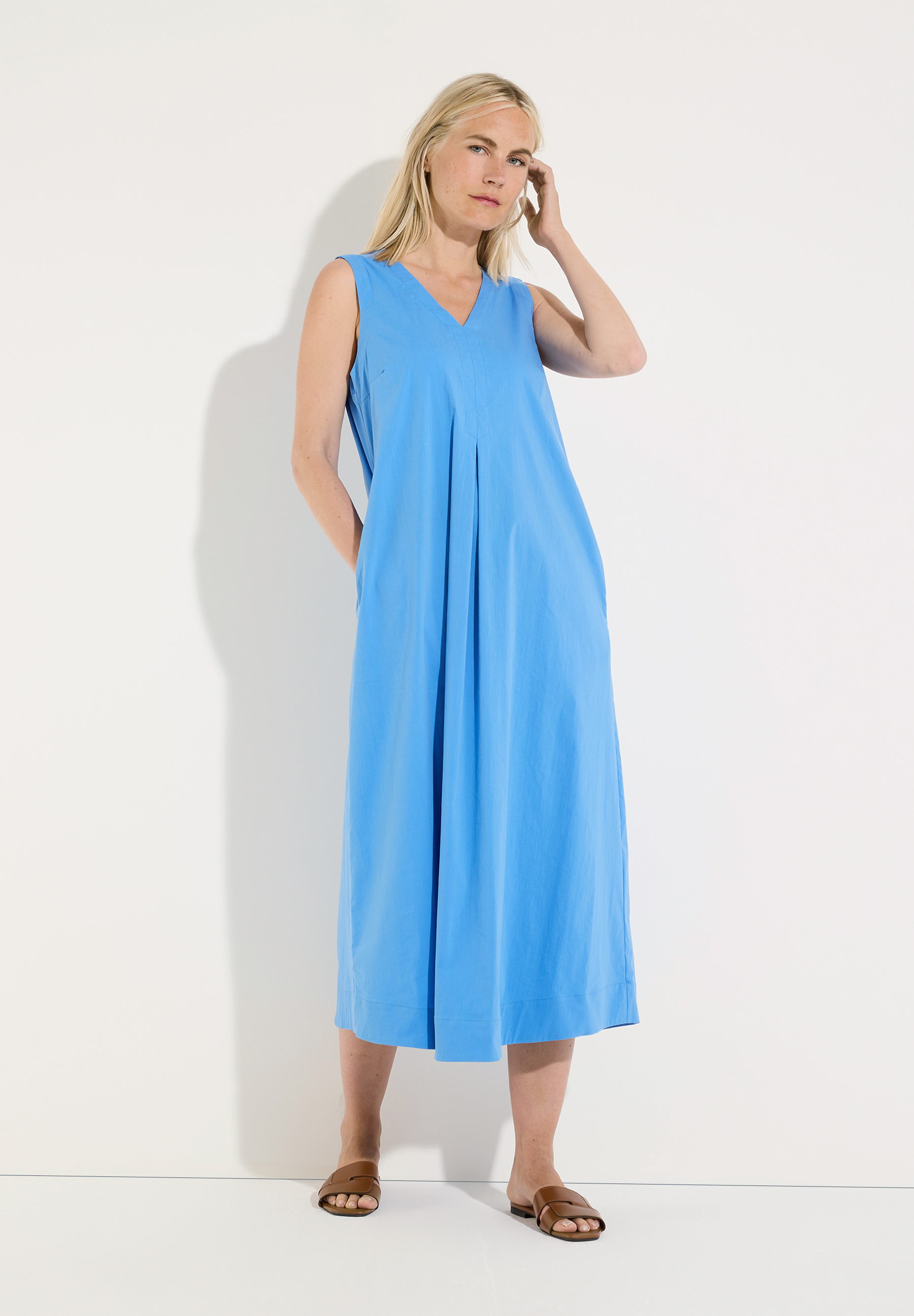 MORE & MORE V-Ausschnitt Maxikleid in leuchtendem Blau, das bis zu den Knöcheln einer Frau reicht.