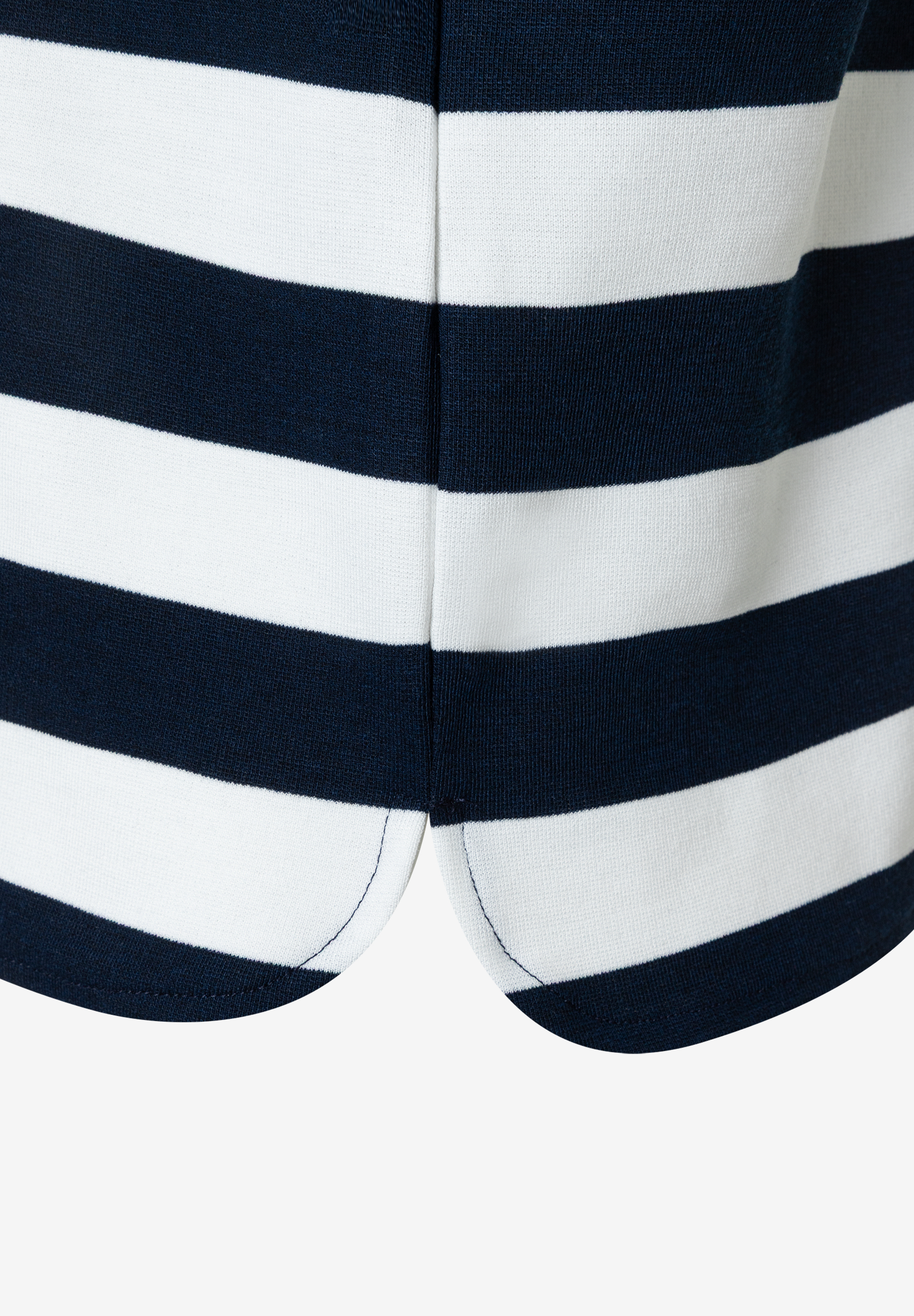 Nahaufnahme eines MORE & MORE T-Shirts/Tops mit blau-weißen Streifen. Nahaufnahme eines MORE & MORE T-Shirts/Tops mit blau-weißen Streifen.