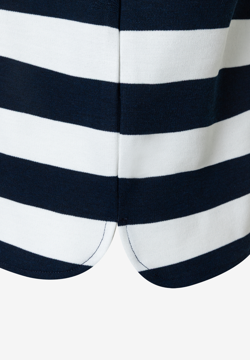 Nahaufnahme eines MORE & MORE T-Shirts/Tops mit blau-weißen Streifen. Nahaufnahme eines MORE & MORE T-Shirts/Tops mit blau-weißen Streifen.