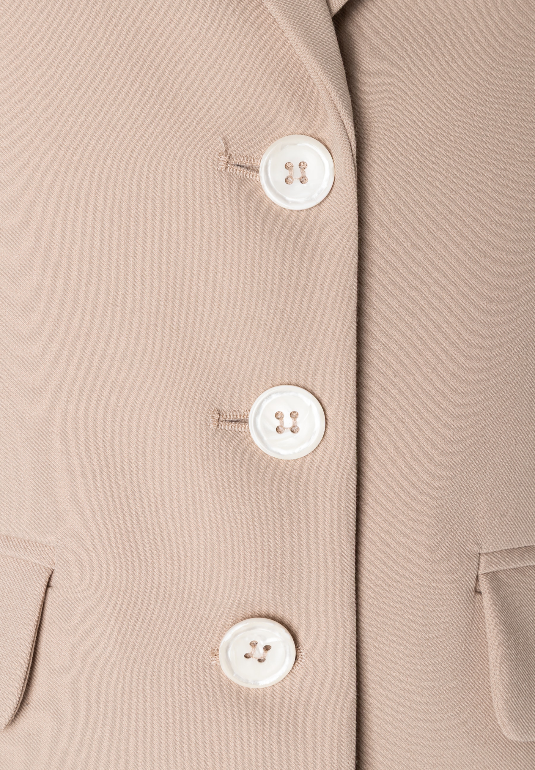 Detailansicht MORE & MORE Blazer: Beige Webware mit drei weißen Knöpfen. Detailansicht MORE & MORE Blazer: Beige Webware mit drei weißen Knöpfen.