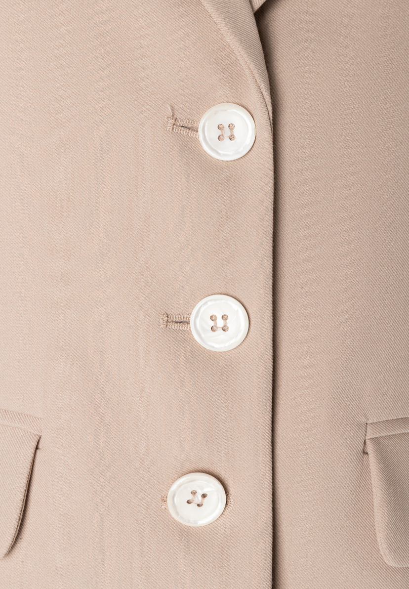 Detailansicht MORE & MORE Blazer: Beige Webware mit drei weißen Knöpfen. Detailansicht MORE & MORE Blazer: Beige Webware mit drei weißen Knöpfen.