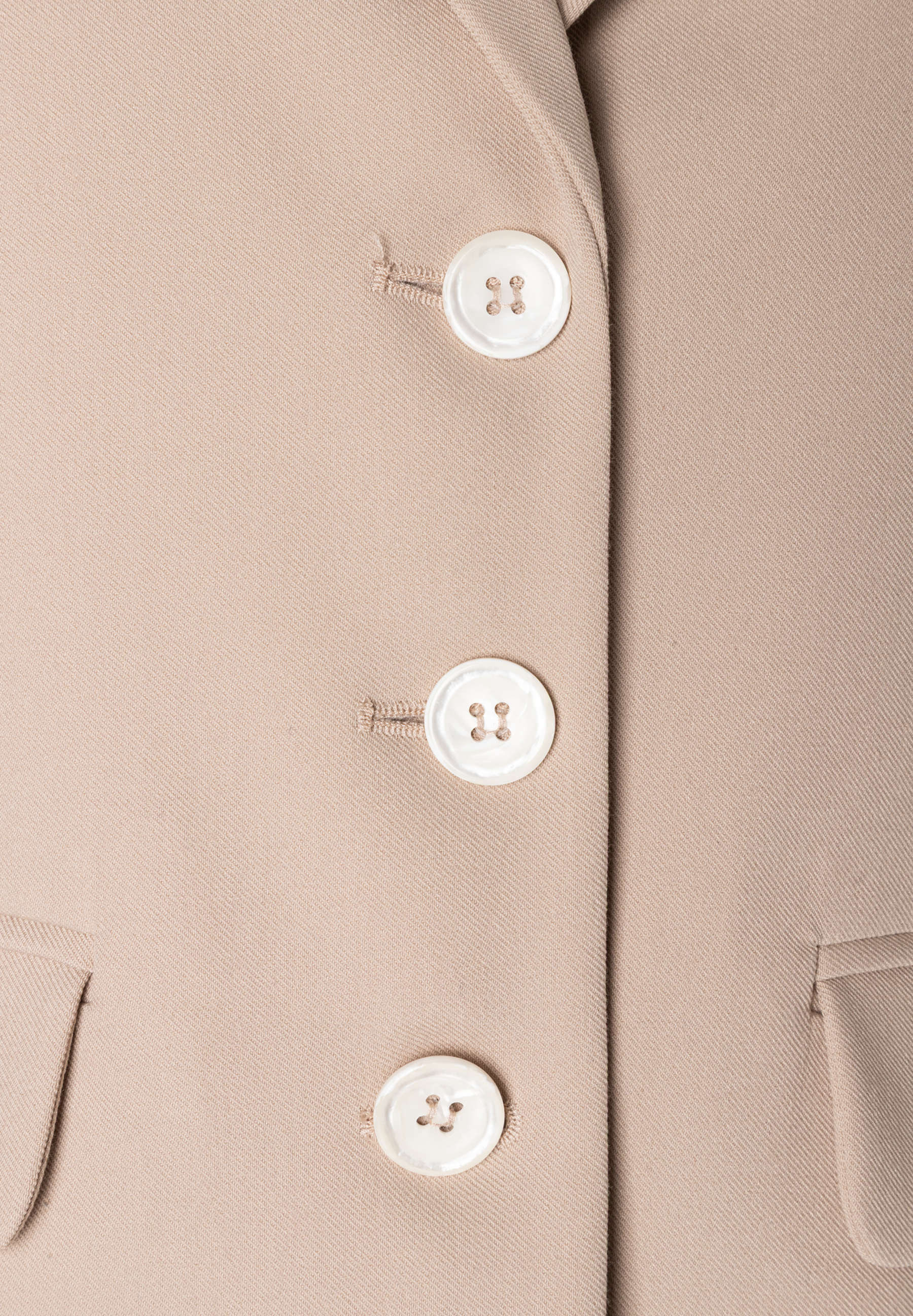 Detailansicht MORE & MORE Blazer: Beige Webware mit drei weißen Knöpfen. Detailansicht MORE & MORE Blazer: Beige Webware mit drei weißen Knöpfen.