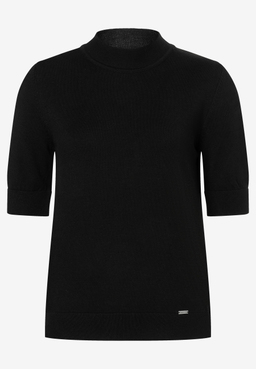 MORE & MORE Feinstrickpullover in Schwarz mit Stehkragen und kurzen Ärmeln. Der Saum und die Ärmelbündchen sind gerippt.