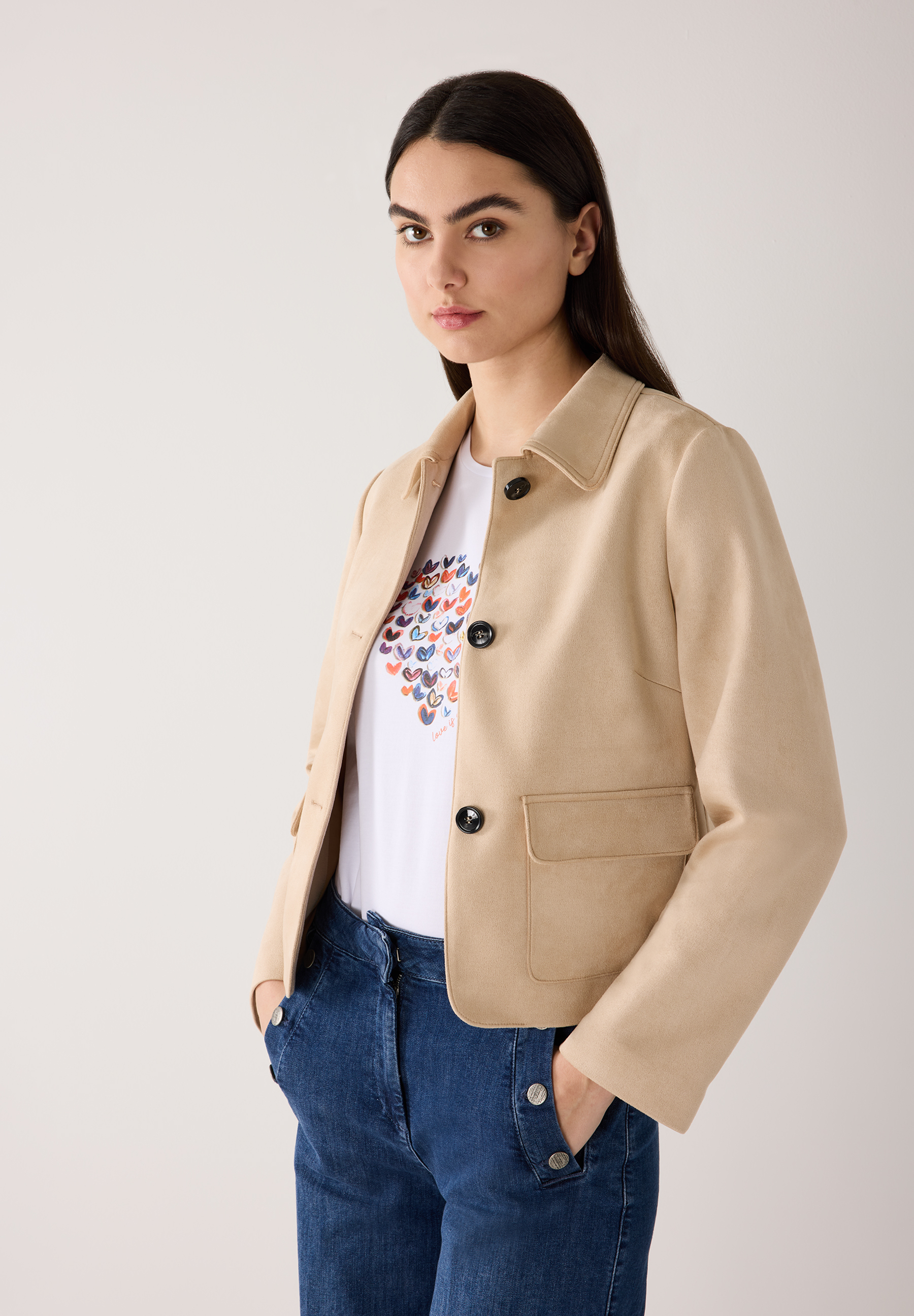 Eine Frau in Jeans und MORE & MORE Oberteilen (T-Shirt/Jacke). Die Jacke hat Jersey-Material und angenehmen Tragekomfort. Eine Frau in Jeans und MORE & MORE Oberteilen (T-Shirt/Jacke). Die Jacke hat Jersey-Material und angenehmen Tragekomfort.