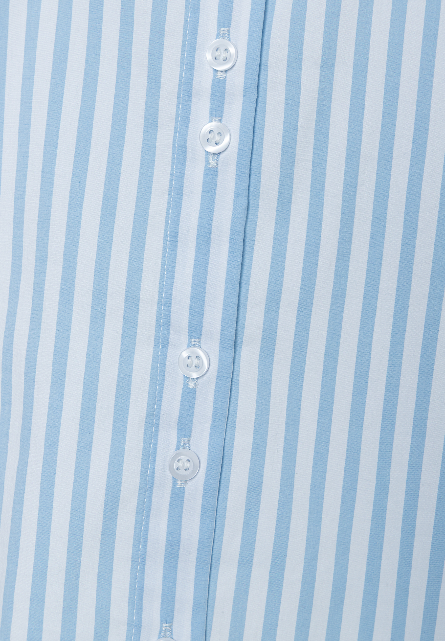 Detailansicht einer MORE & MORE Bluse mit blauen Streifen und weißen Knöpfen. Detailansicht einer MORE & MORE Bluse mit blauen Streifen und weißen Knöpfen.