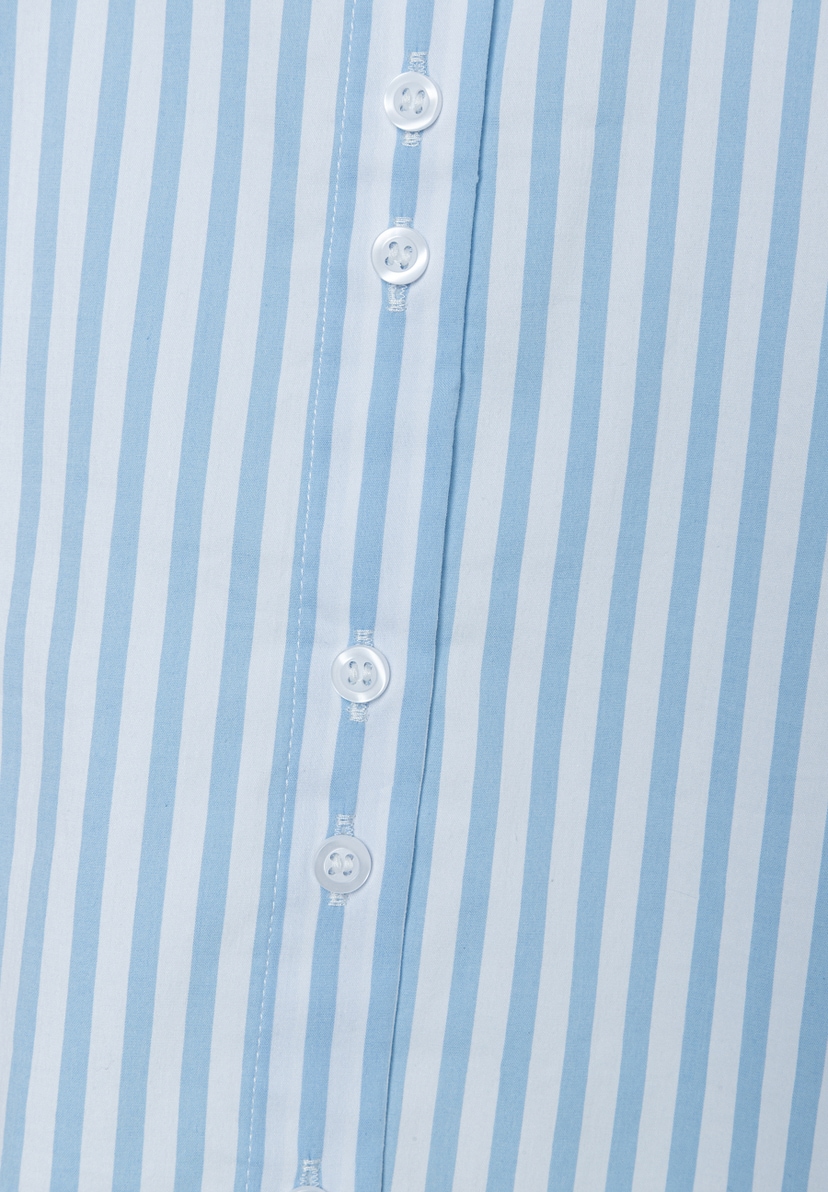 Detailansicht einer MORE & MORE Bluse mit blauen Streifen und weißen Knöpfen. Detailansicht einer MORE & MORE Bluse mit blauen Streifen und weißen Knöpfen.