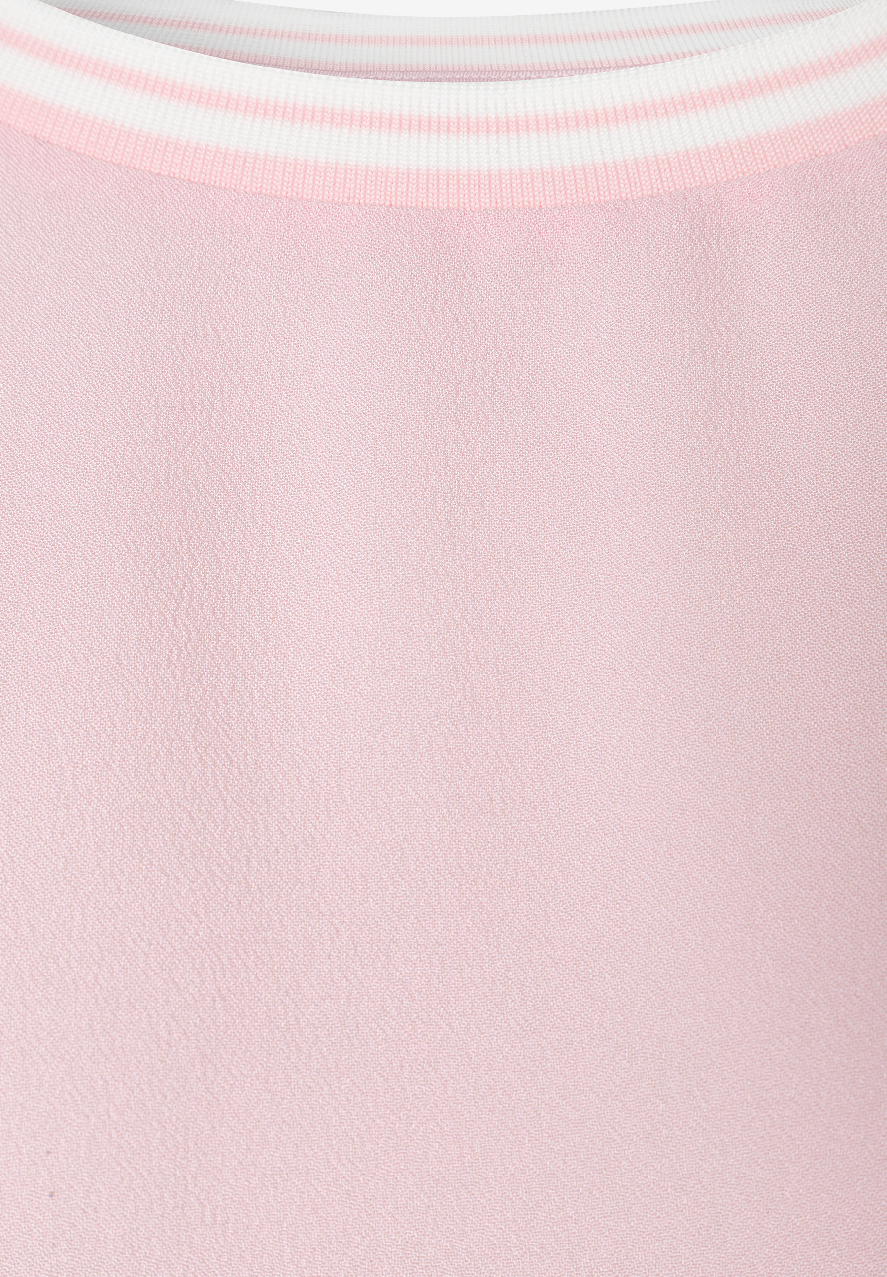 Detailaufnahme eines MORE & MORE Oberteils aus Jersey/Crêpe in Rosa mit gestreiftem, elastischem Kragen. Detailaufnahme eines MORE & MORE Oberteils aus Jersey/Crêpe in Rosa mit gestreiftem, elastischem Kragen.