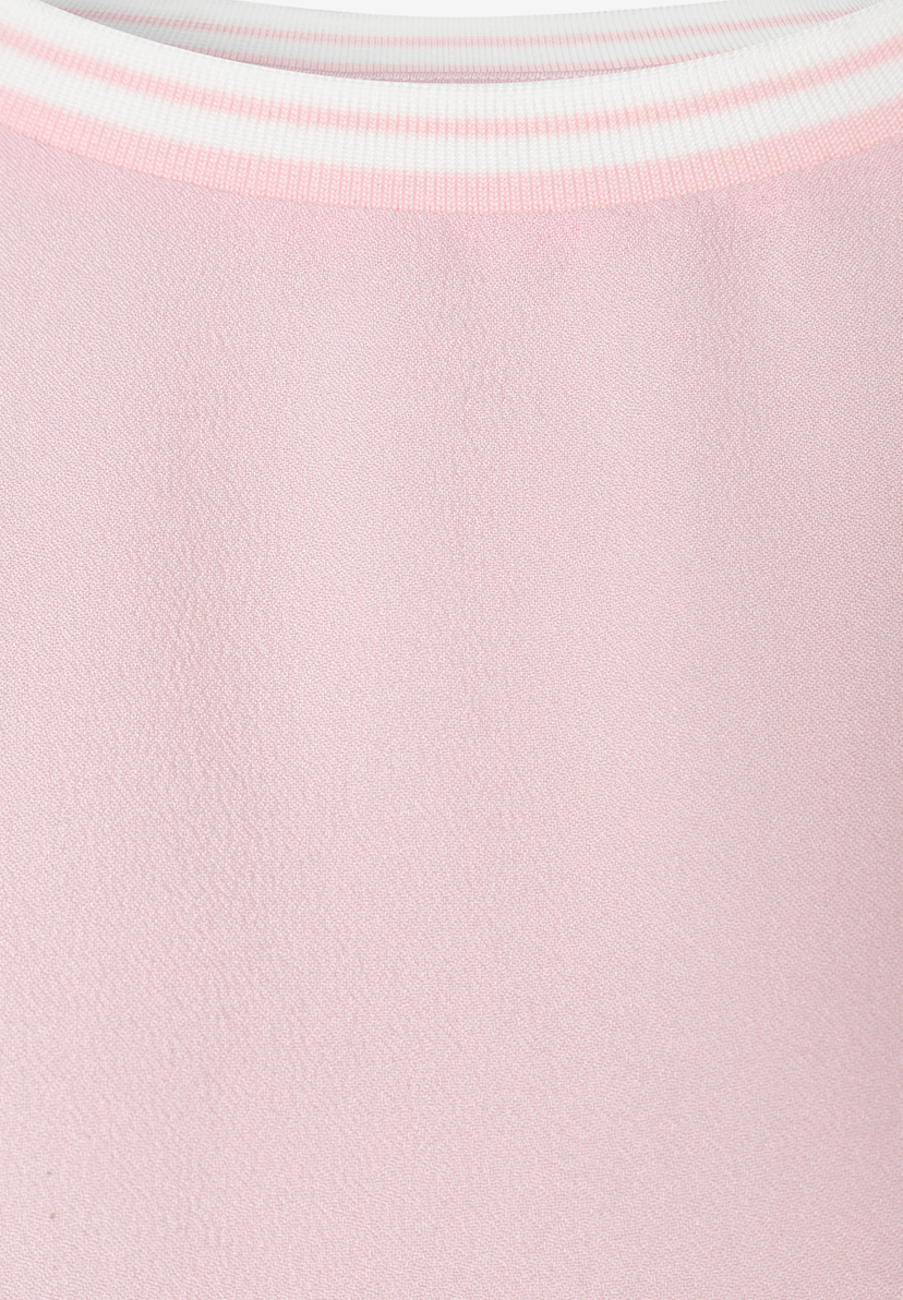 Detailaufnahme eines MORE & MORE Oberteils aus Jersey/Crêpe in Rosa mit gestreiftem, elastischem Kragen. Detailaufnahme eines MORE & MORE Oberteils aus Jersey/Crêpe in Rosa mit gestreiftem, elastischem Kragen.