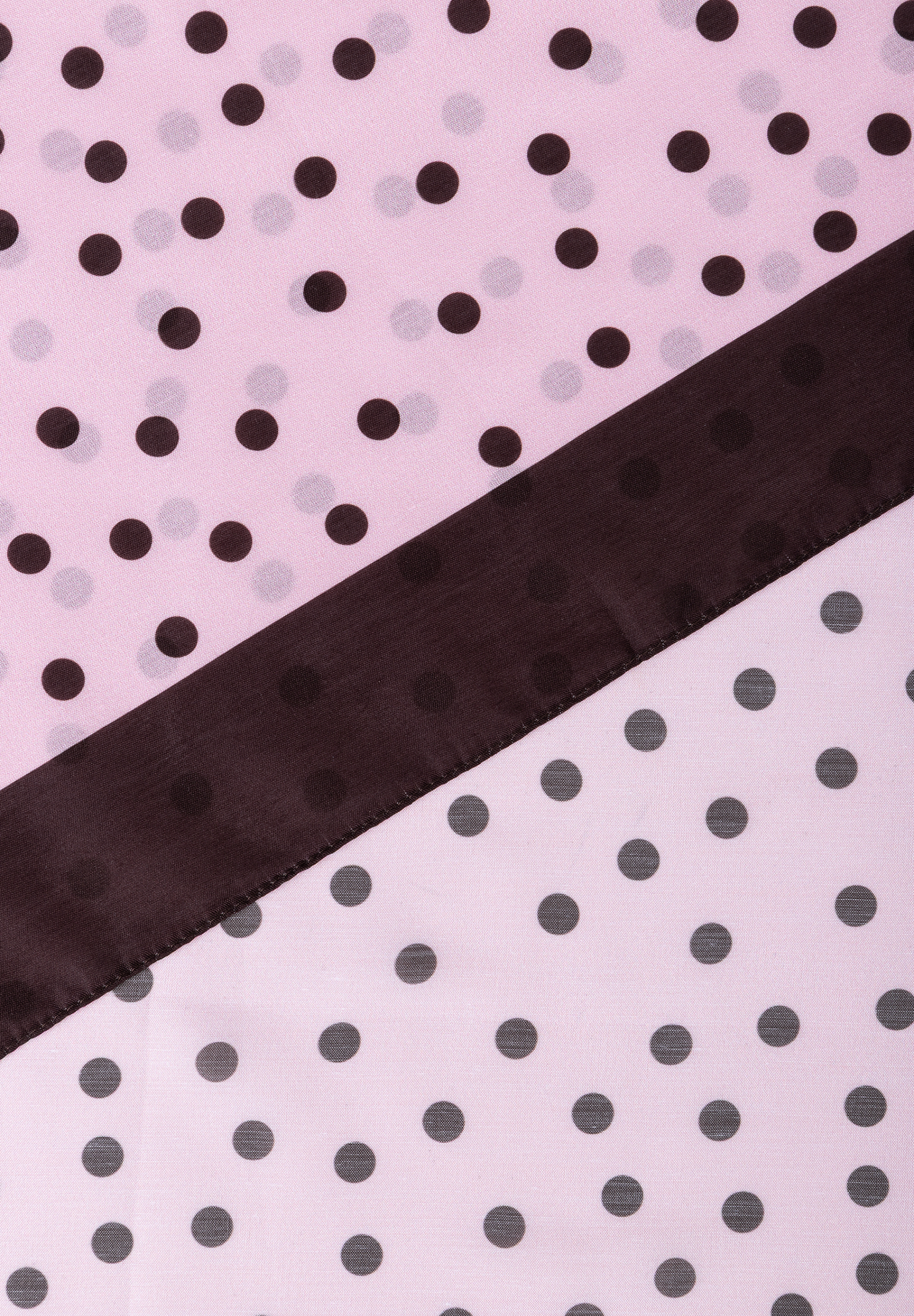 MORE & MORE Accessoire: Pinker Stoff mit unregelmäßigen schwarzen Polka Dots, geteilt von einem dunkelbraunen Band. MORE & MORE Accessoire: Pinker Stoff mit unregelmäßigen schwarzen Polka Dots, geteilt von einem dunkelbraunen Band.