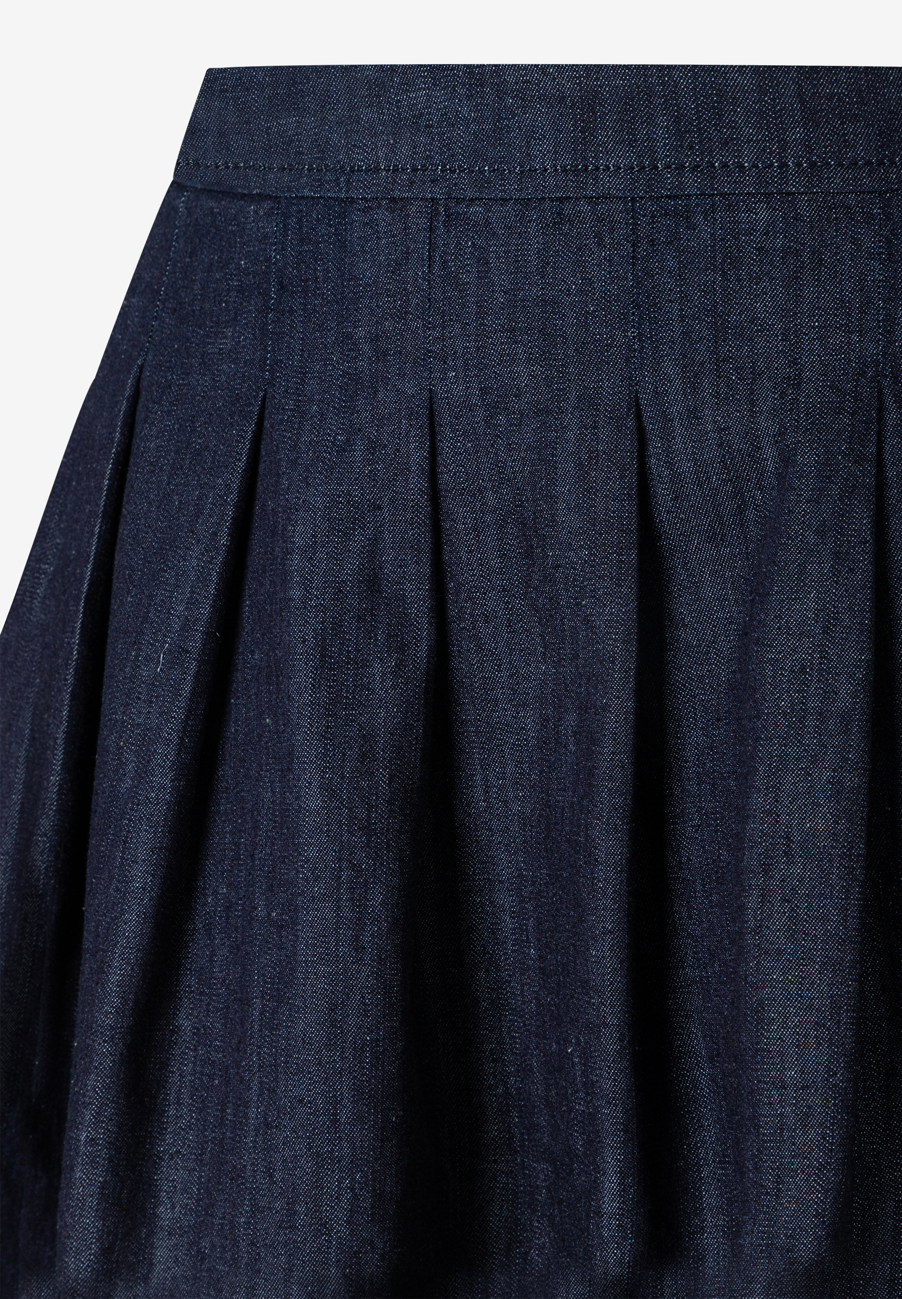 MORE & MORE Jeansrock in Dunkelblau mit Bundfalten, leichte Struktur, Detailansicht. Die Taille ist auf der linken Seite. 