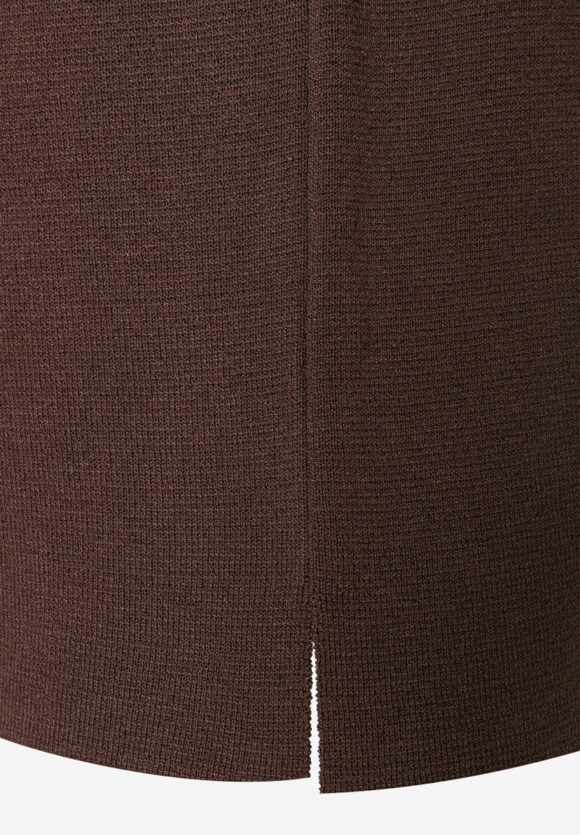MORE & MORE Pullover: Detailaufnahme des braunen Strickpullovers mit Schlitz am unteren Saum MORE & MORE Pullover: Detailaufnahme des braunen Strickpullovers mit Schlitz am unteren Saum