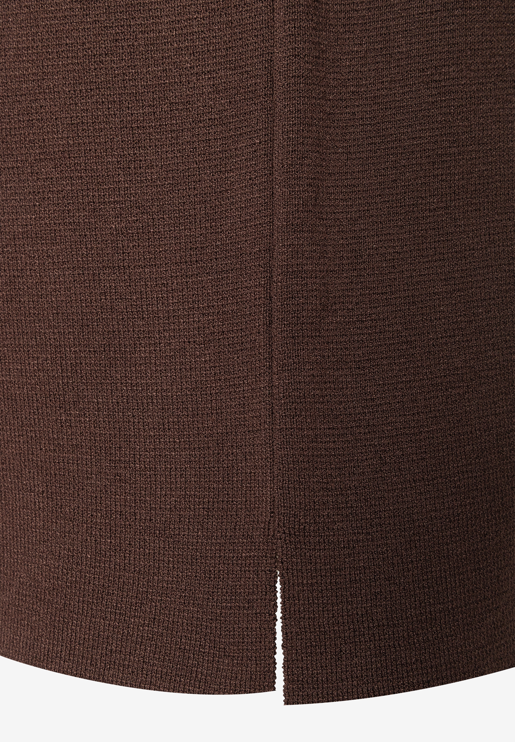MORE & MORE Pullover: Detailaufnahme des braunen Strickpullovers mit Schlitz am unteren Saum MORE & MORE Pullover: Detailaufnahme des braunen Strickpullovers mit Schlitz am unteren Saum