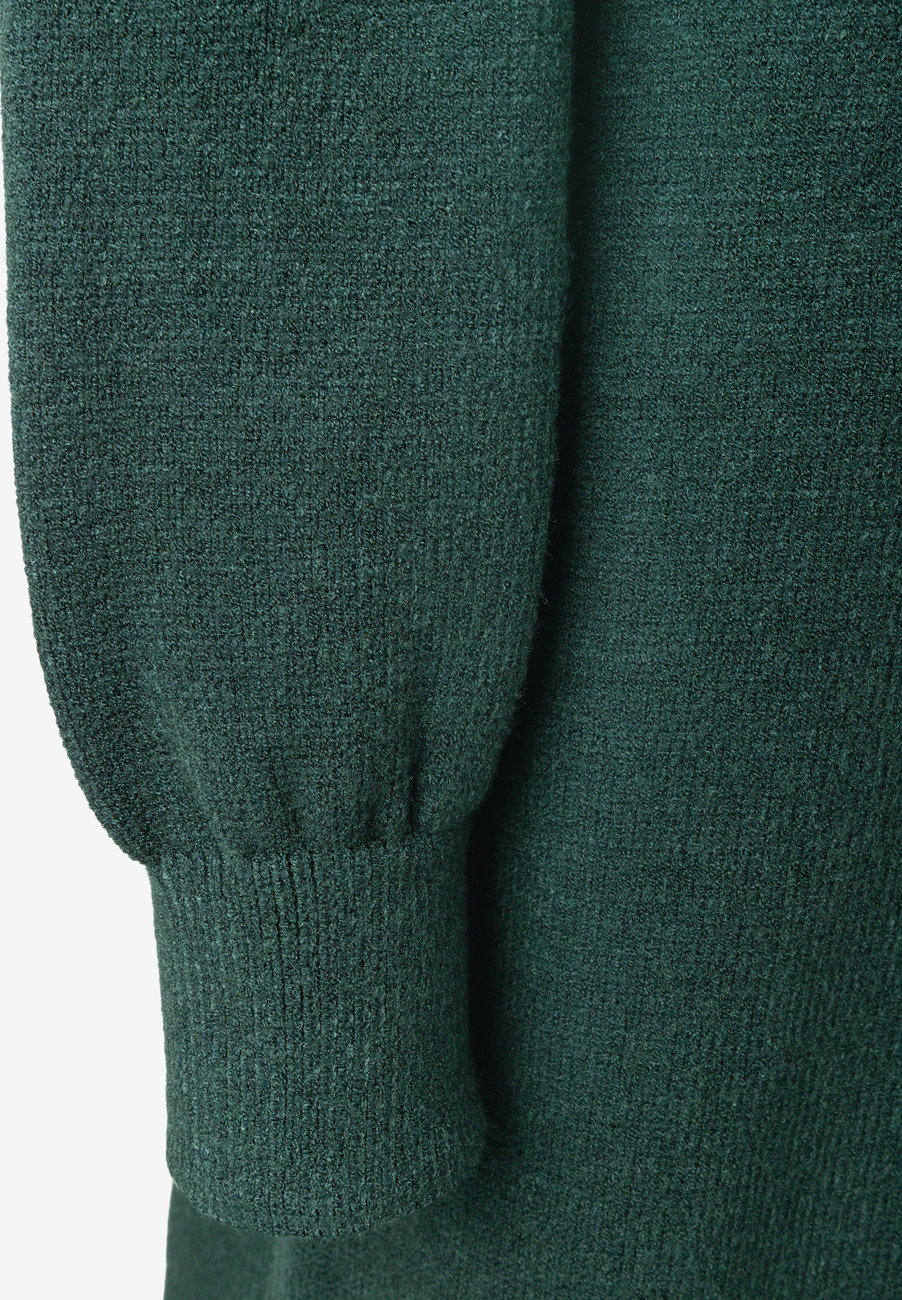 MORE & MORE Strickkleid in dunklem Petrol, Detailaufnahme des weichen Stoffes und Ärmelbündchens.