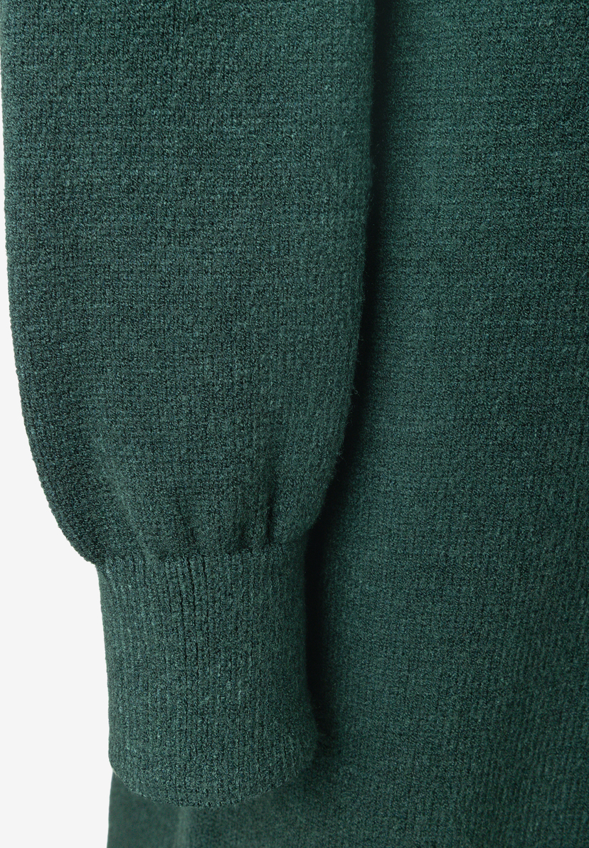 MORE & MORE Strickkleid in dunklem Petrol, Detailaufnahme des weichen Stoffes und Ärmelbündchens.